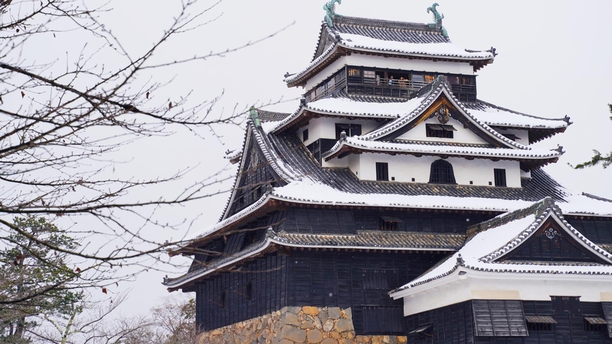 【松江城】白い雪と黒壁のコントラストが美しい松江城。