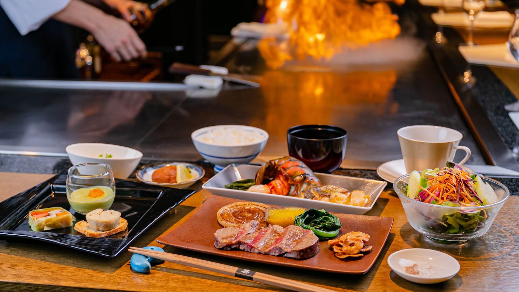 【鉄板焼レストラン葵】目前の鉄板から沸きあがる音や香りに包まれて、美食に酔いしれるひとときを。