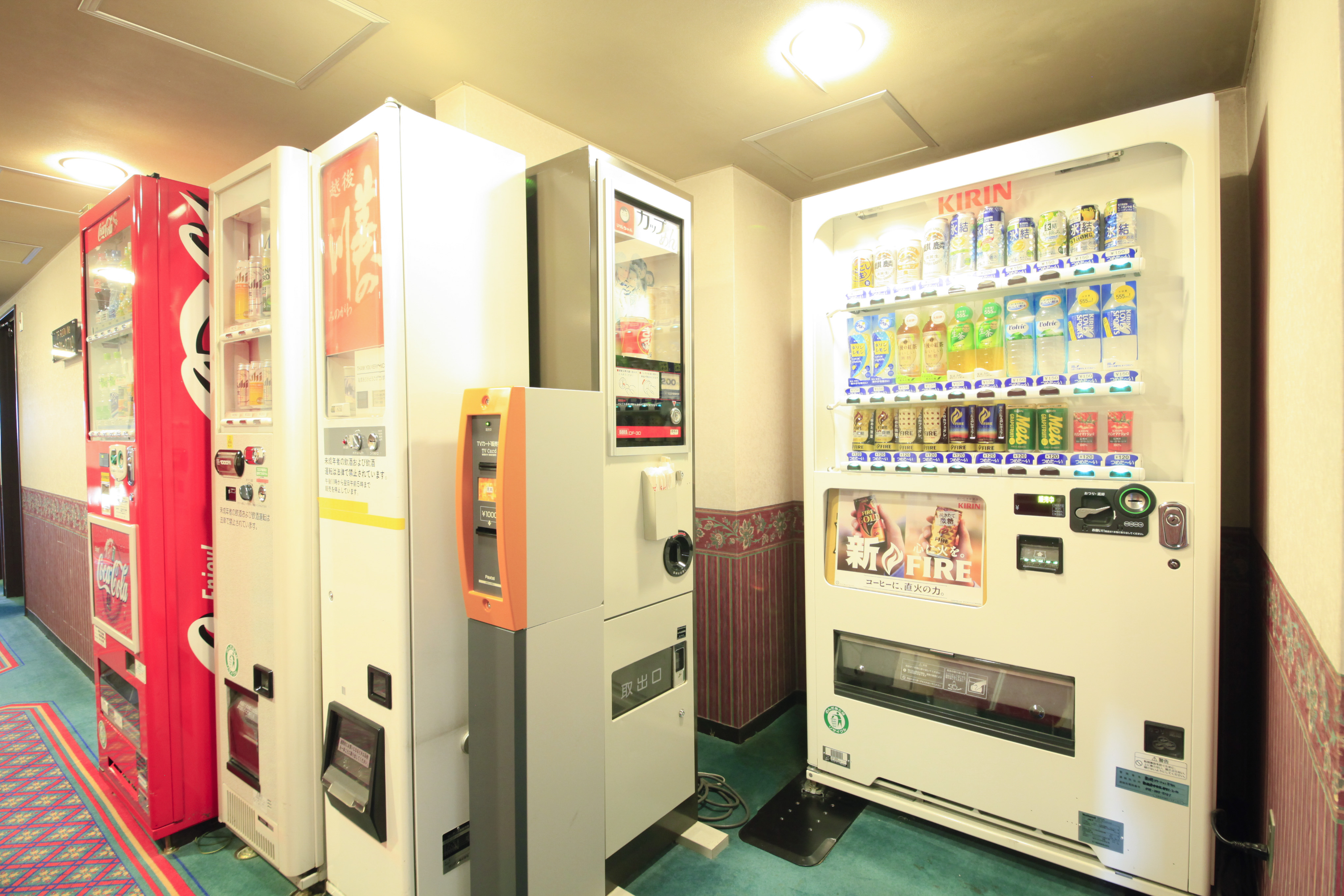 自動販売機（ソフトドリンク、アルコール類）