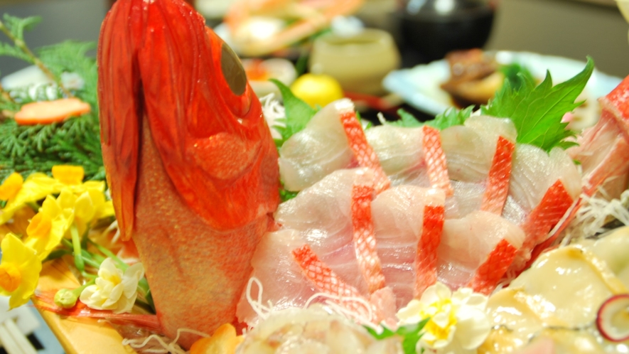 *夕食一例/御宿名産の新鮮な魚介類をたっぷりと！見た目も華やかにご提供いたします