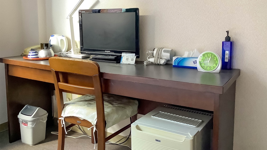 ・【客室一例】デスク完備でお部屋での仕事もOK！