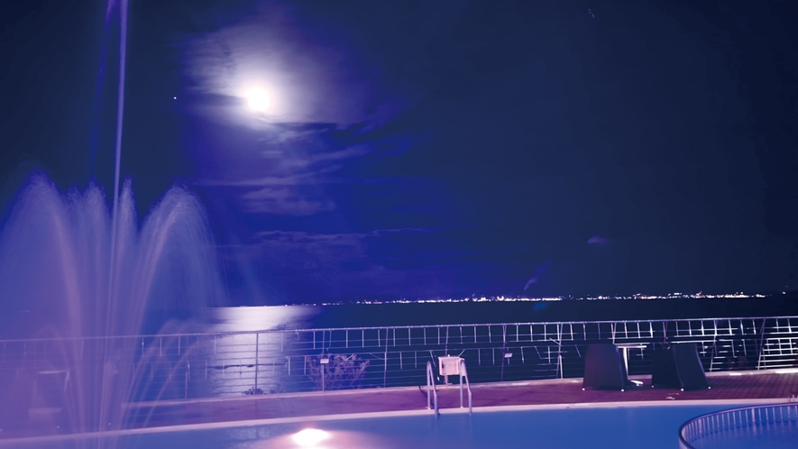 【眺望】プールサイド（夜）×月