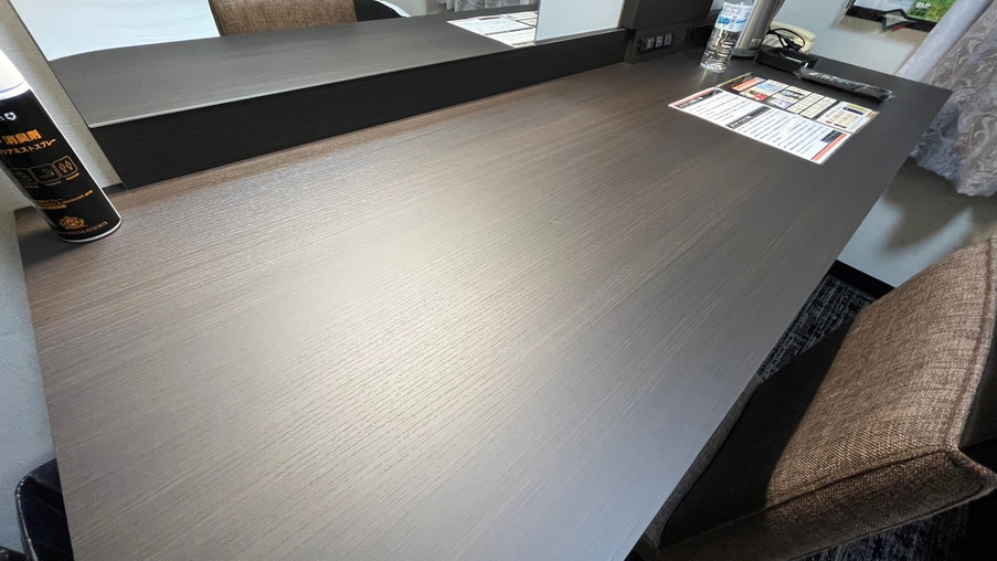 180cmワイド、60cmの奥行きで、パソコン、資料も広々おけるワークスペース