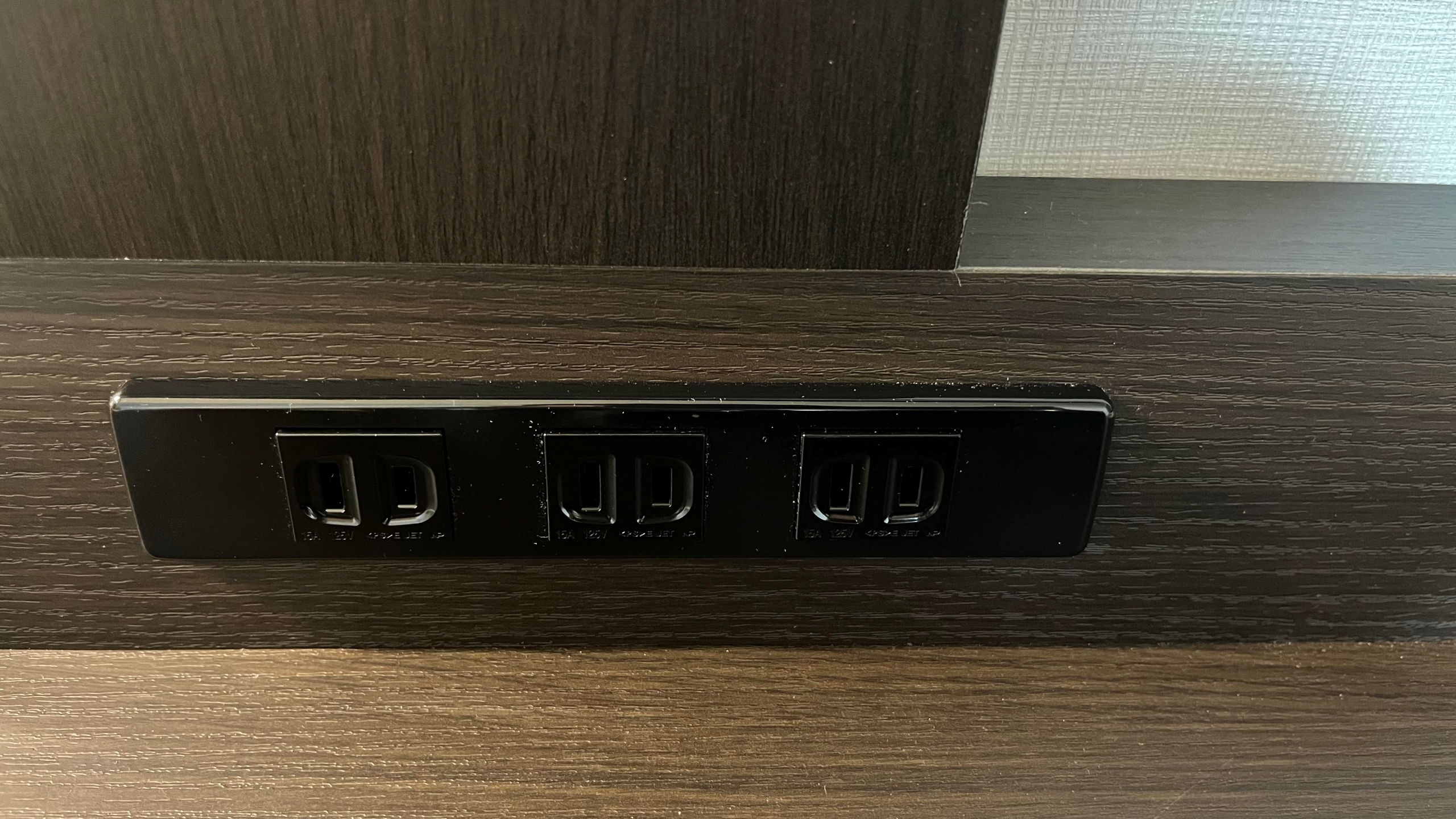 コンセント３口+デスク足元１口