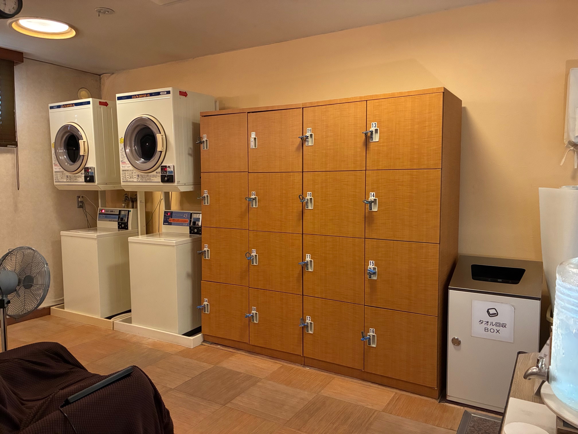 脱衣室　コインランドリー　マッサージチェア