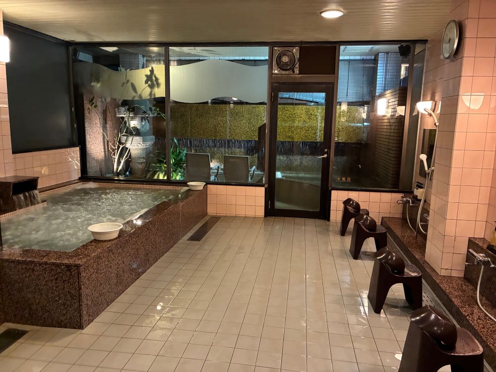 ご利用時間　17：00〜24：00 ※浴場は一つなので女性には専用時間を設けてご利用いただいております。【女性専用時間】平日　20：30〜22：00、土曜　20：30〜22：30 