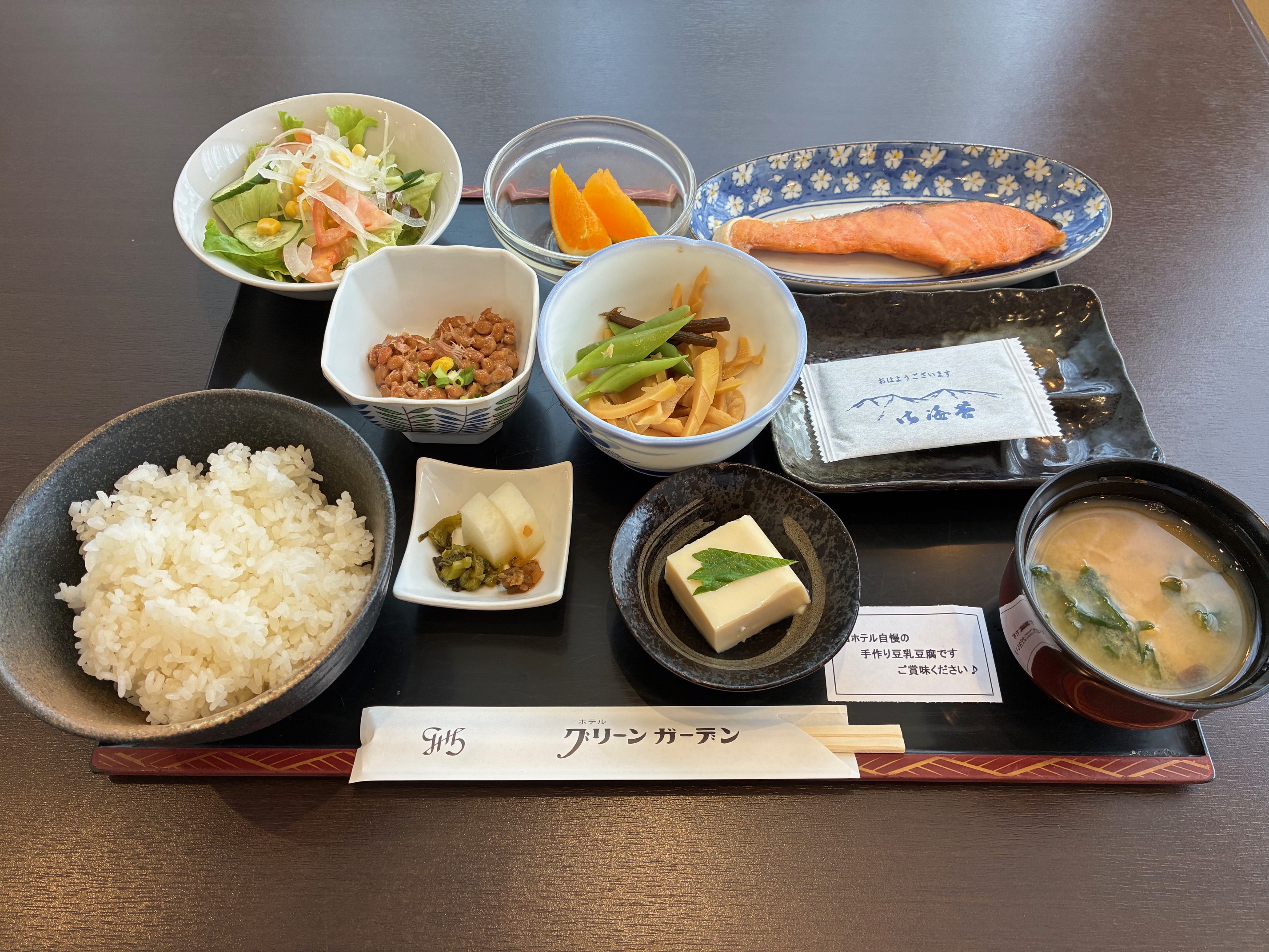 朝食は旬の食材で栄養バランスを考えお一人ずつ心を込めてご用意しております。