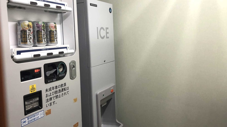 製氷機　客室冷蔵庫の中にアイスペールが入ってます