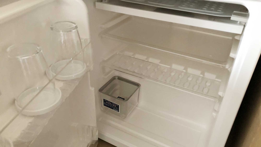冷蔵庫の中にアイスペールがはいっております。製氷機は6階・8階