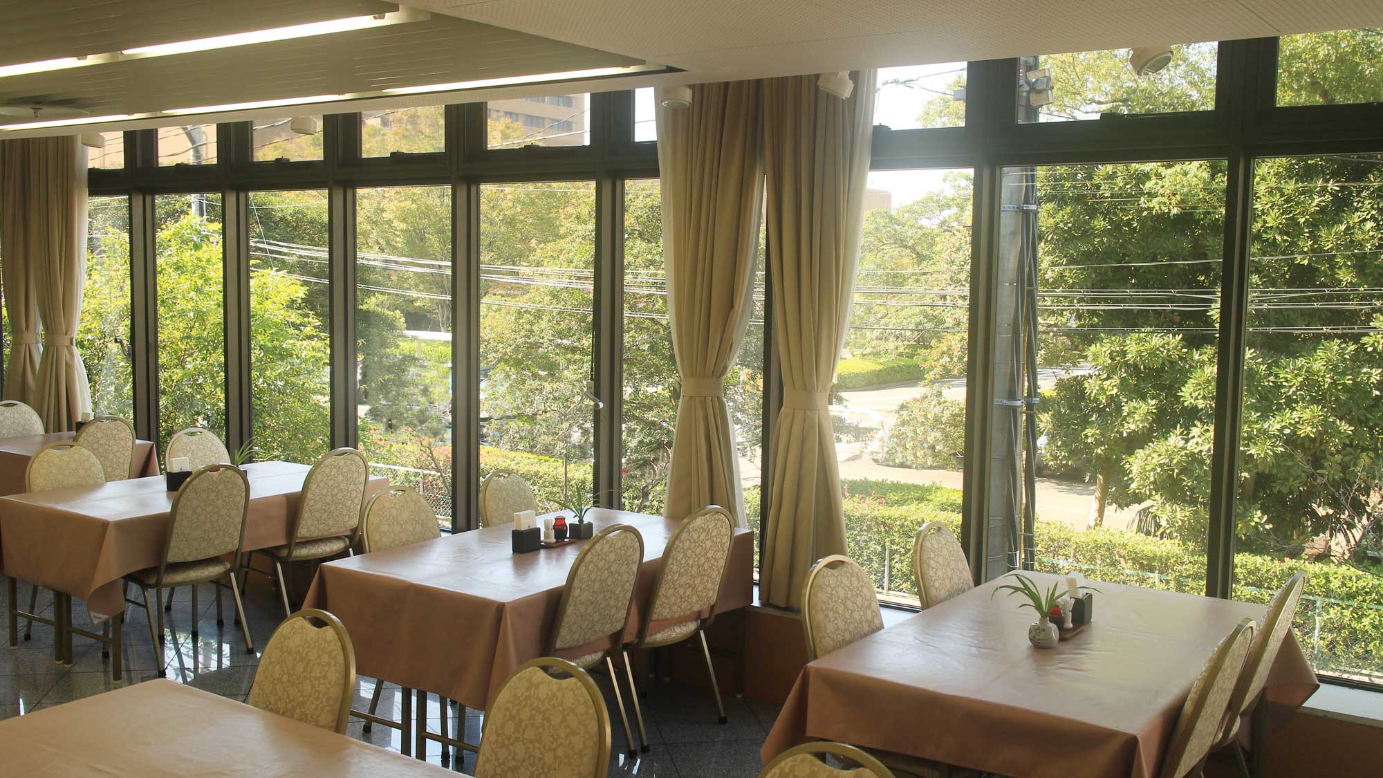 朝食会場　2階　6：00～10：00（オーダーストップ9：45）