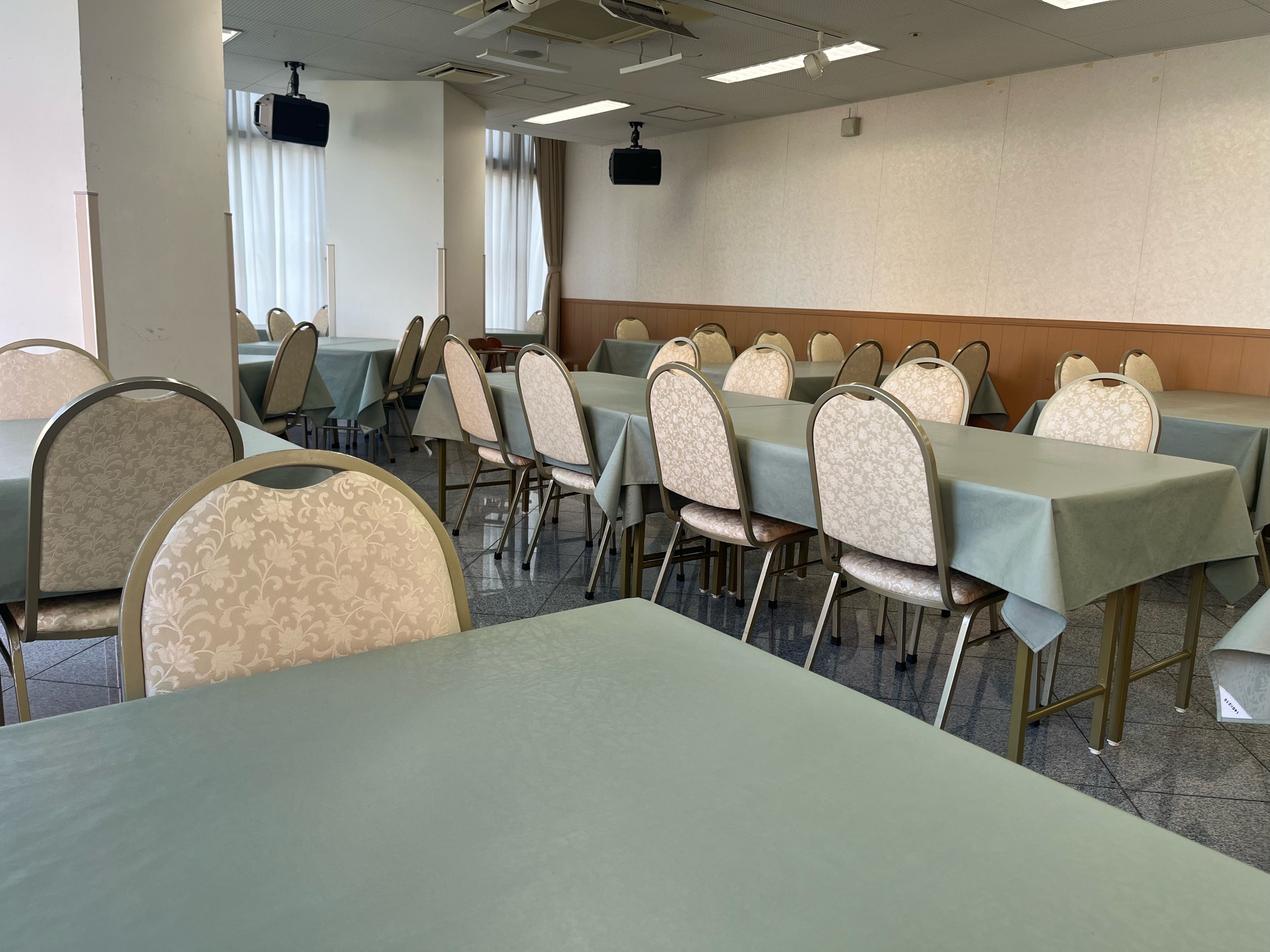 朝食会場　朝6時から利用できます