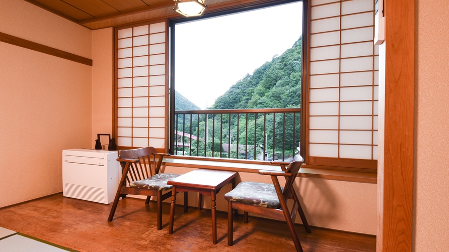 *【本館和室8～12畳トイレ付（洗面所なし）】お部屋の窓より四季折々の自然の風景を堪能できます。