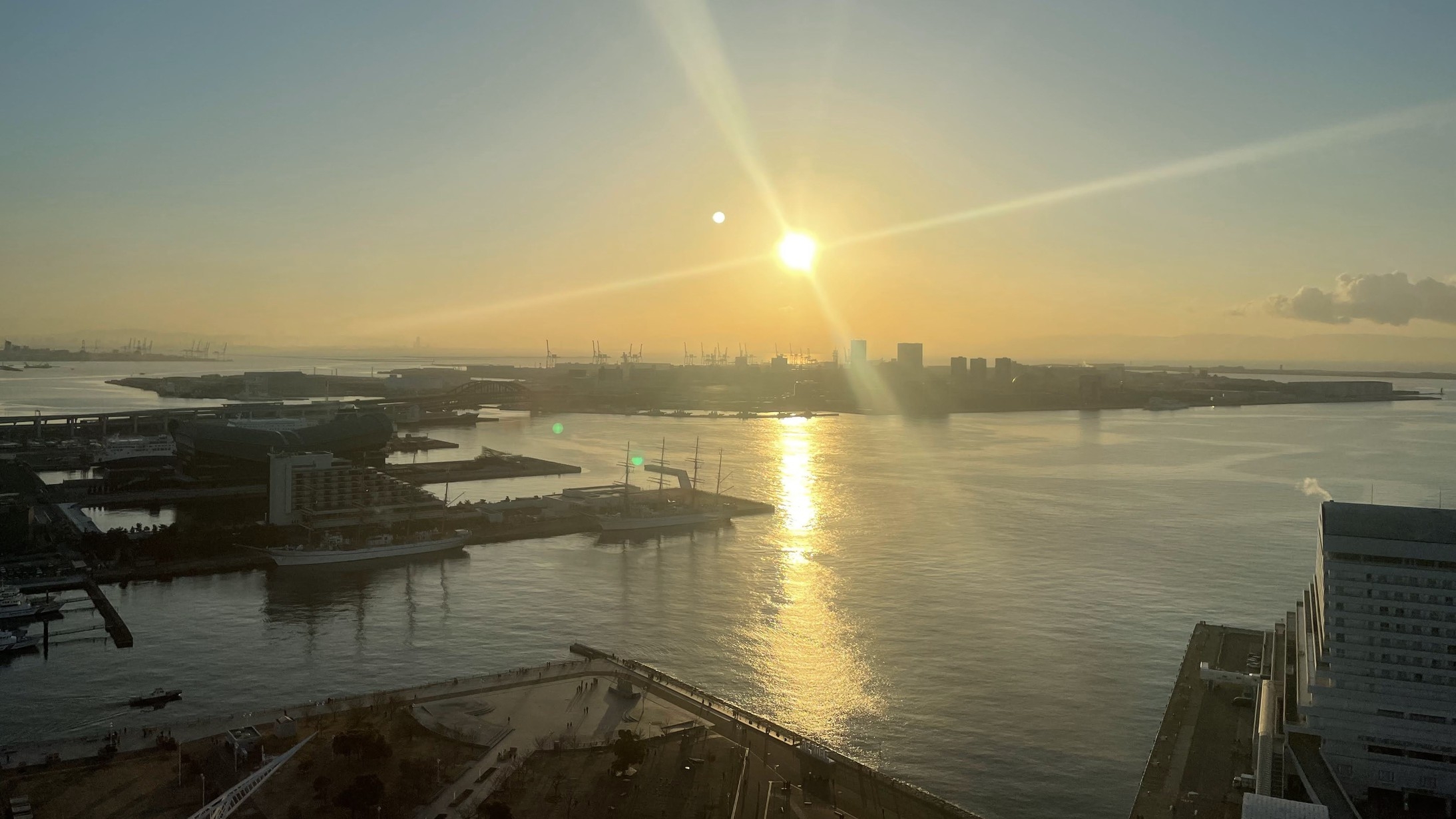 【元旦限定】ポートタワー秘密の階段を上り、屋上デッキで初日の出を拝む特別な体験！（朝食付）