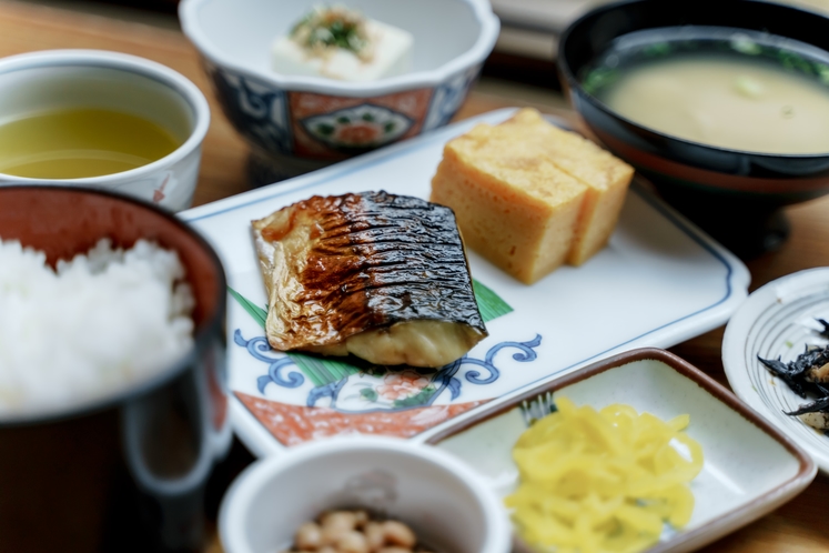 ご朝食（和食　シャケ・サバ塩・サバ照からお選びいただけます）