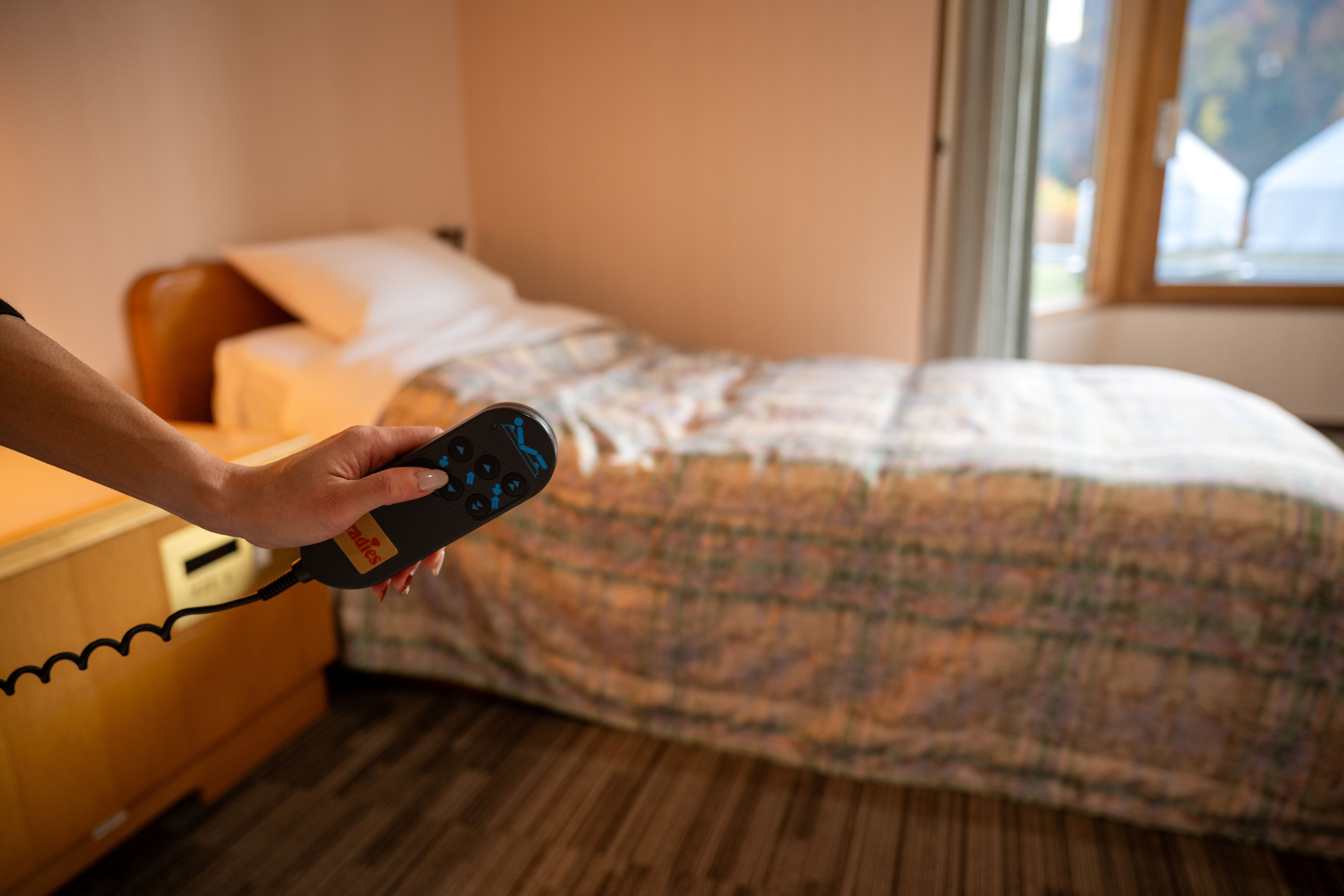 バリアフリールーム　ベッド（リクライニング）