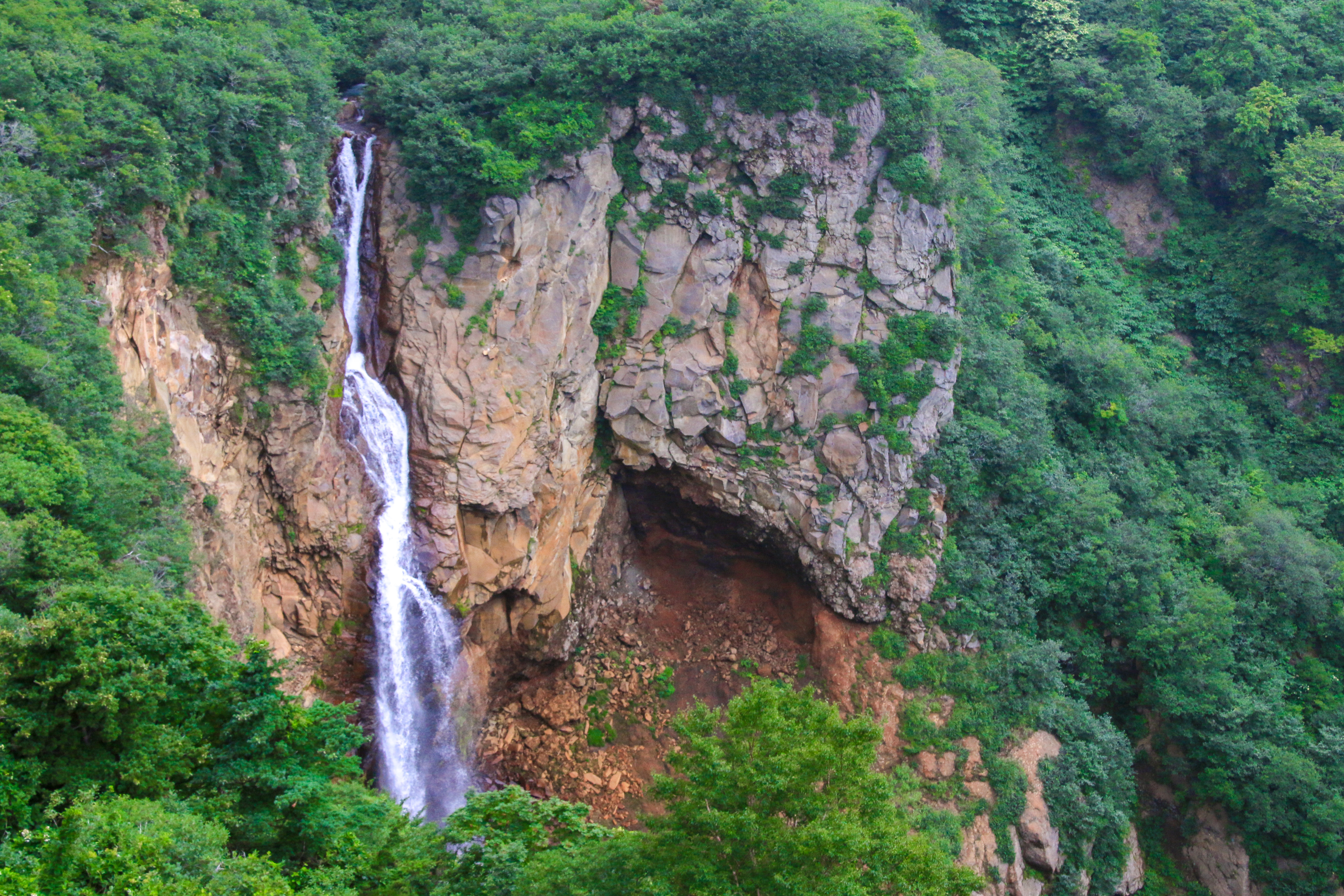 不帰の滝（駒草平/蔵王連峰）当ホテルから車で約20分
