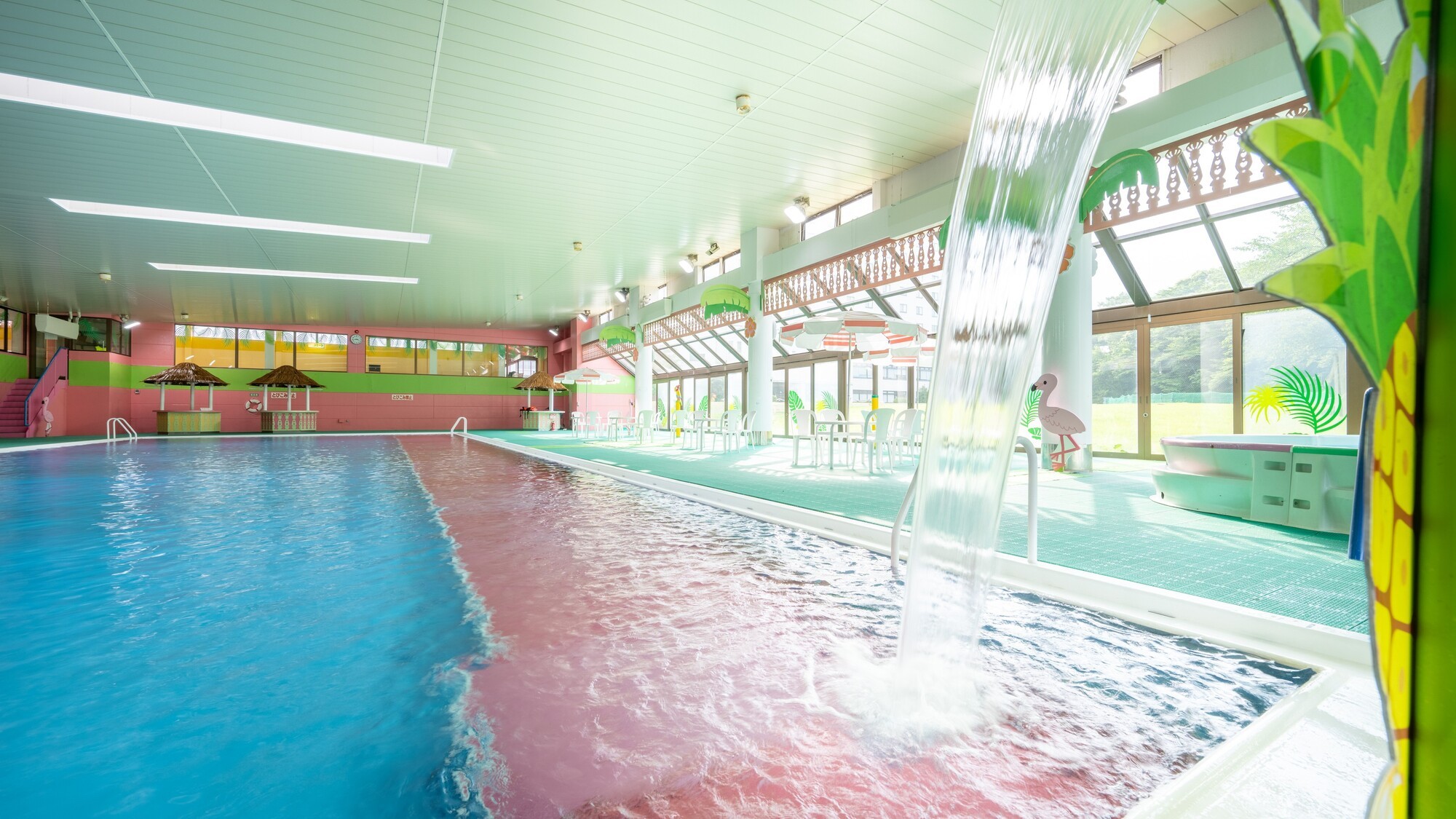 屋内プール　全景(滝)