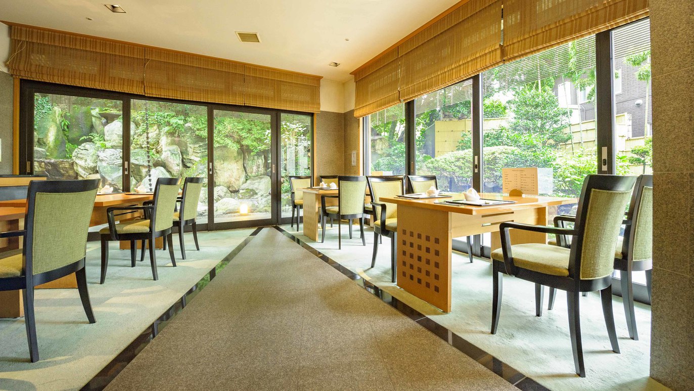 【加賀料理まほろば】店内イメージ  窓から見える日本庭園も美しく、四季の移ろいが臨めます。