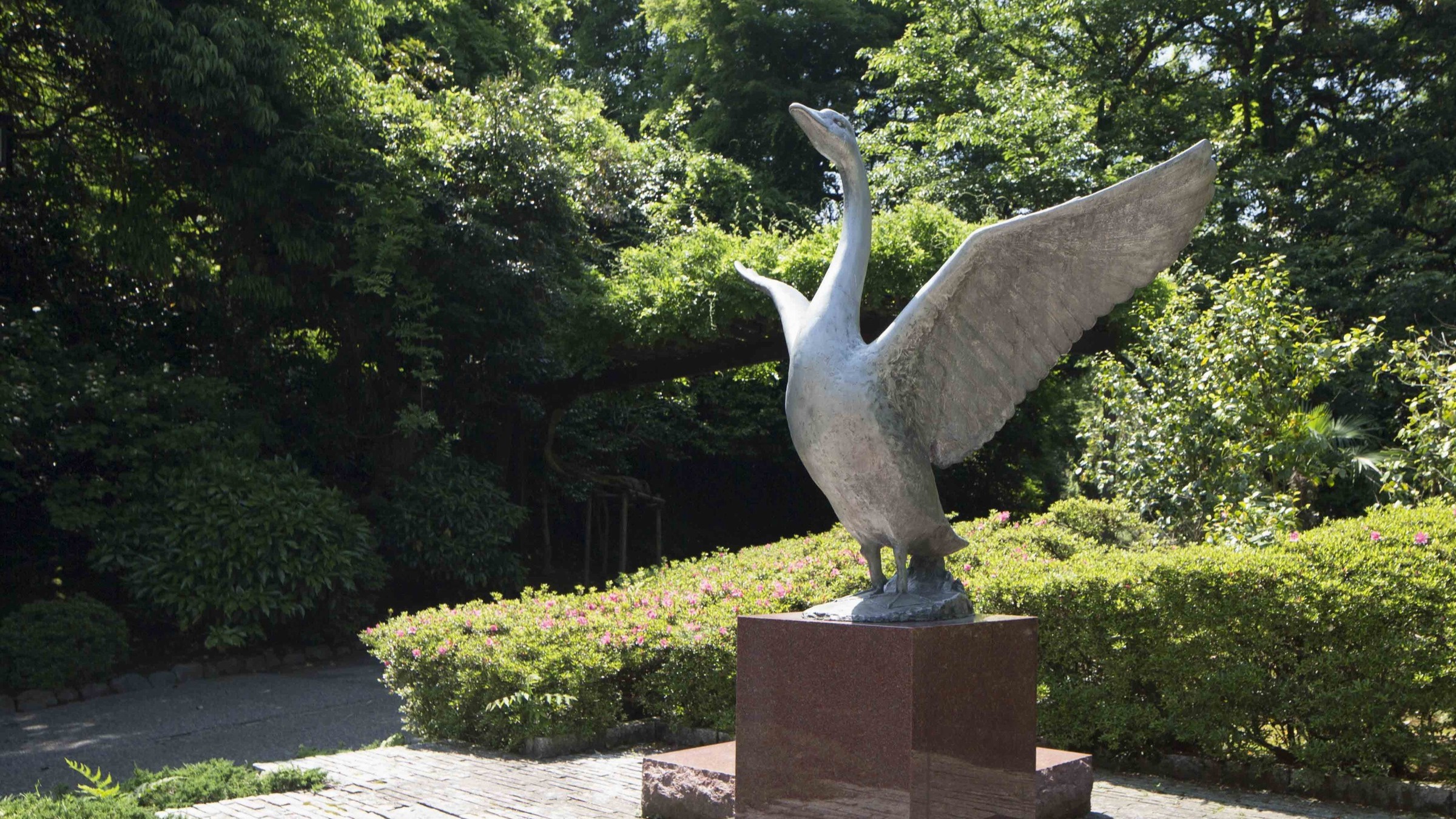 兼六園へは白鳥の銅像が目印の「白鳥路」を通り抜けて徒歩5分。