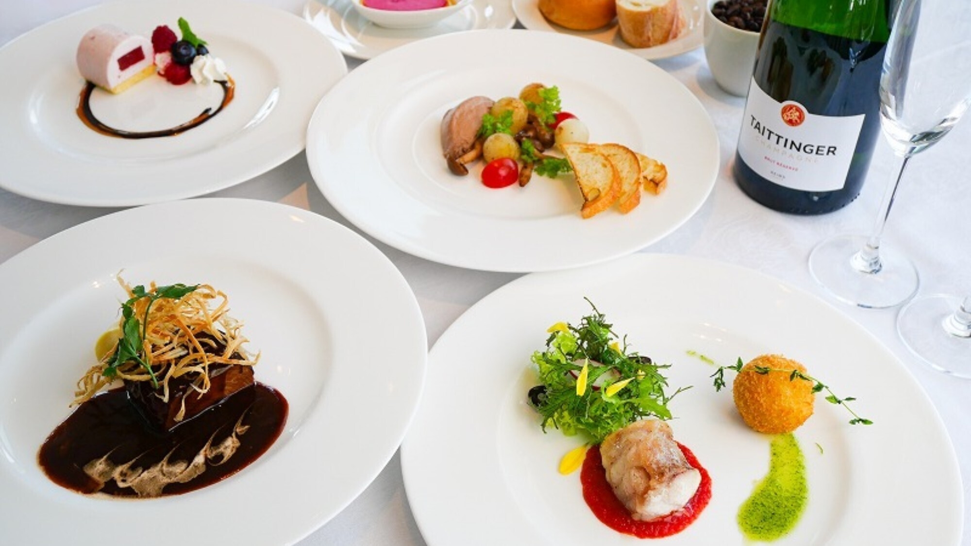 【期間限定】スカイレストラン「ハレアス」の年末年始特別ディナーコース”HARE”／朝夕食付