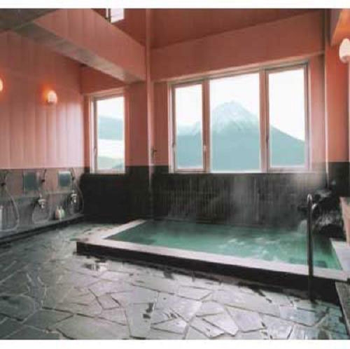 目の前に富士が広がる４階展望風呂