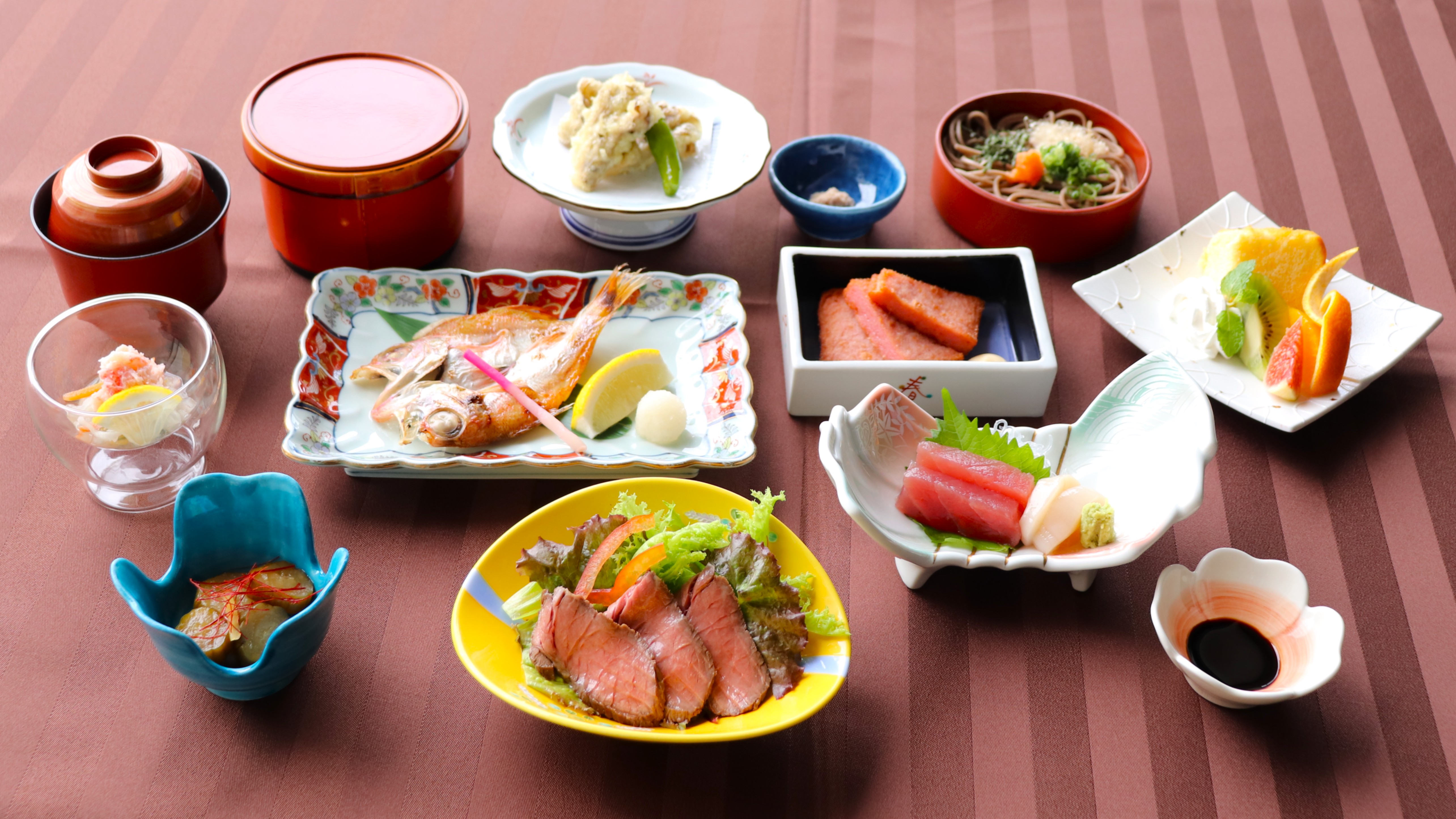 ご飯は『仁多米』を使用♪ 西日本最高峰ブランド、5年連続6回金賞受賞「特A」獲得！「西の横綱」とも言われ、その特徴はきらきらと輝くツヤ、そしてコシがあり、豊かな甘みが口いっぱいに広がります♪