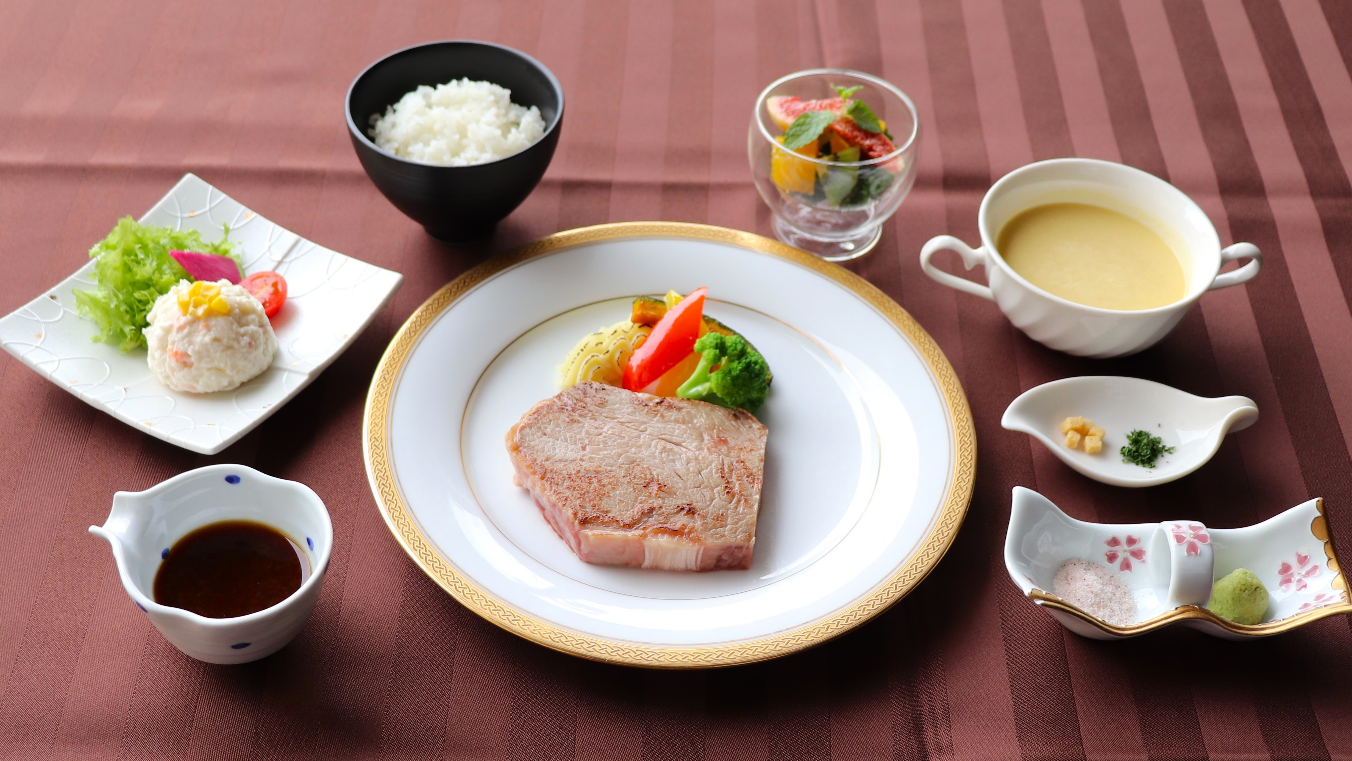 ご飯は『仁多米』を使用♪ 西日本最高峰ブランド、5年連続6回金賞受賞「特A」獲得！「西の横綱」とも言われ、その特徴はきらきらと輝くツヤ、そしてコシがあり、豊かな甘みが口いっぱいに広がります♪