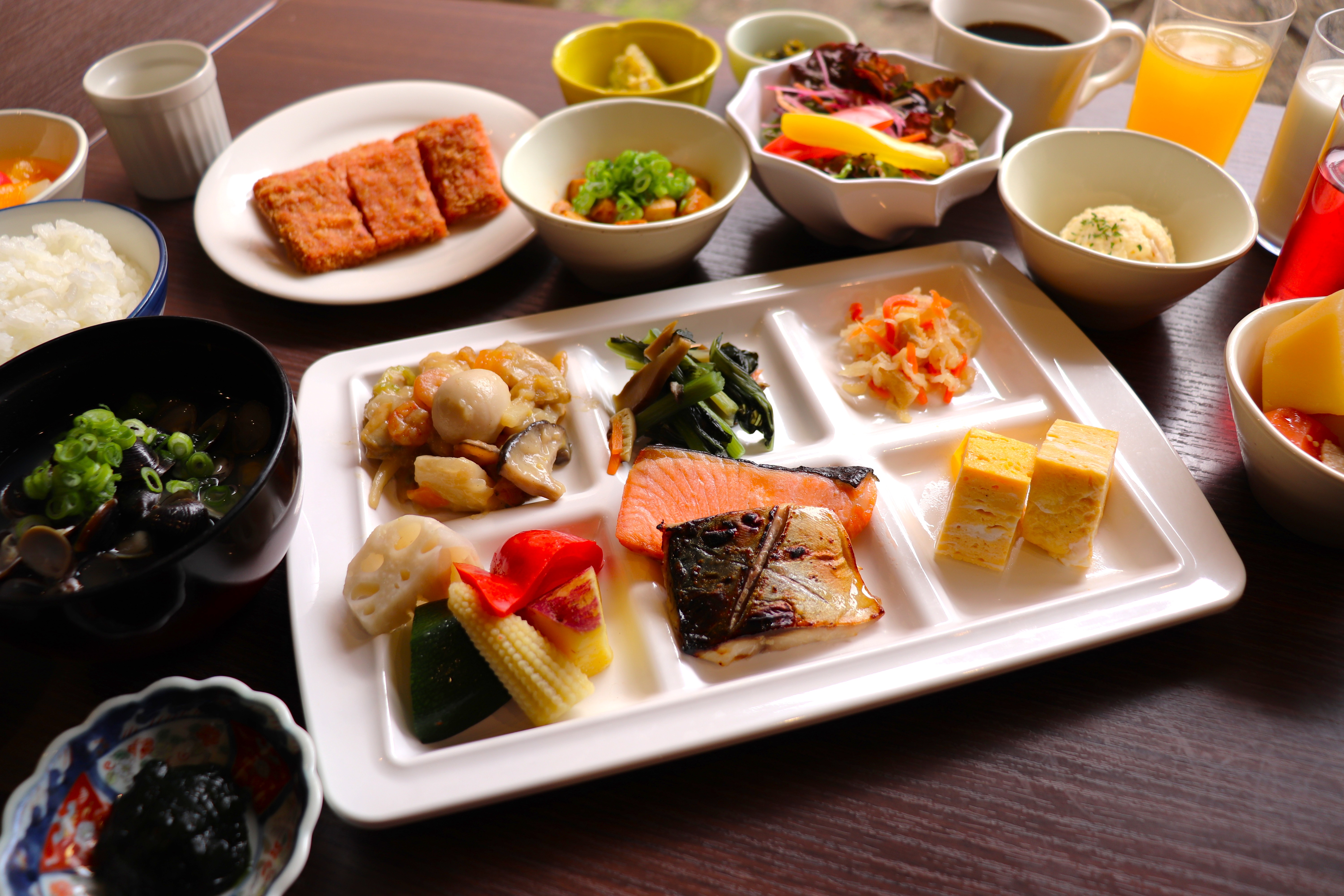 6：30オープン！おすすめの西日本最高峰ブランド「仁多米」の炊き立て！や山陰の味・滋養満点！「しじみのお味噌汁」など地産地消メニューを含む約20種類の料理を存分に召し上がりくださいませ！