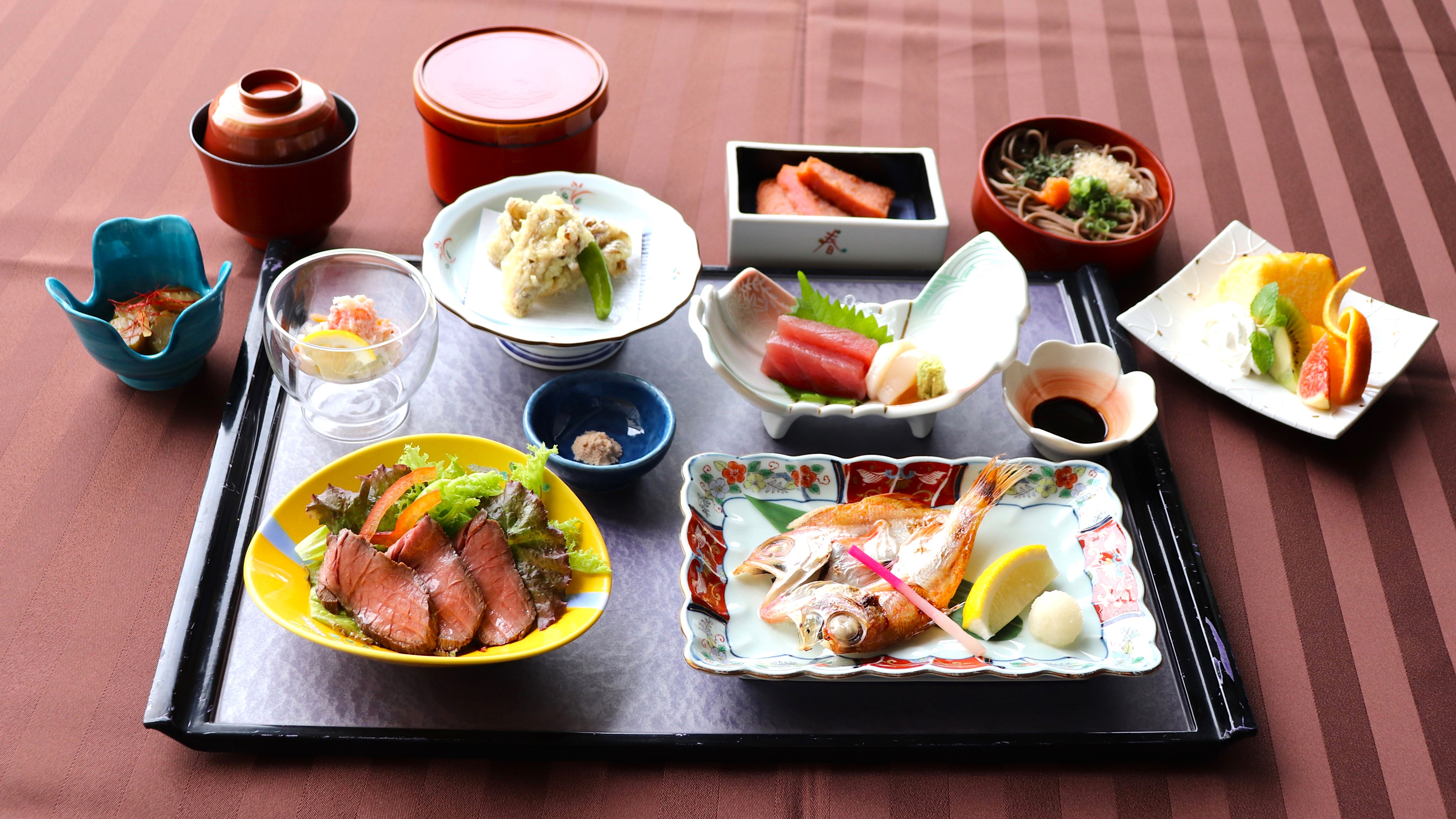 ご飯は『仁多米』を使用♪ 西日本最高峰ブランド、5年連続6回金賞受賞「特A」獲得！「西の横綱」とも言われ、その特徴はきらきらと輝くツヤ、そしてコシがあり、豊かな甘みが口いっぱいに広がります♪