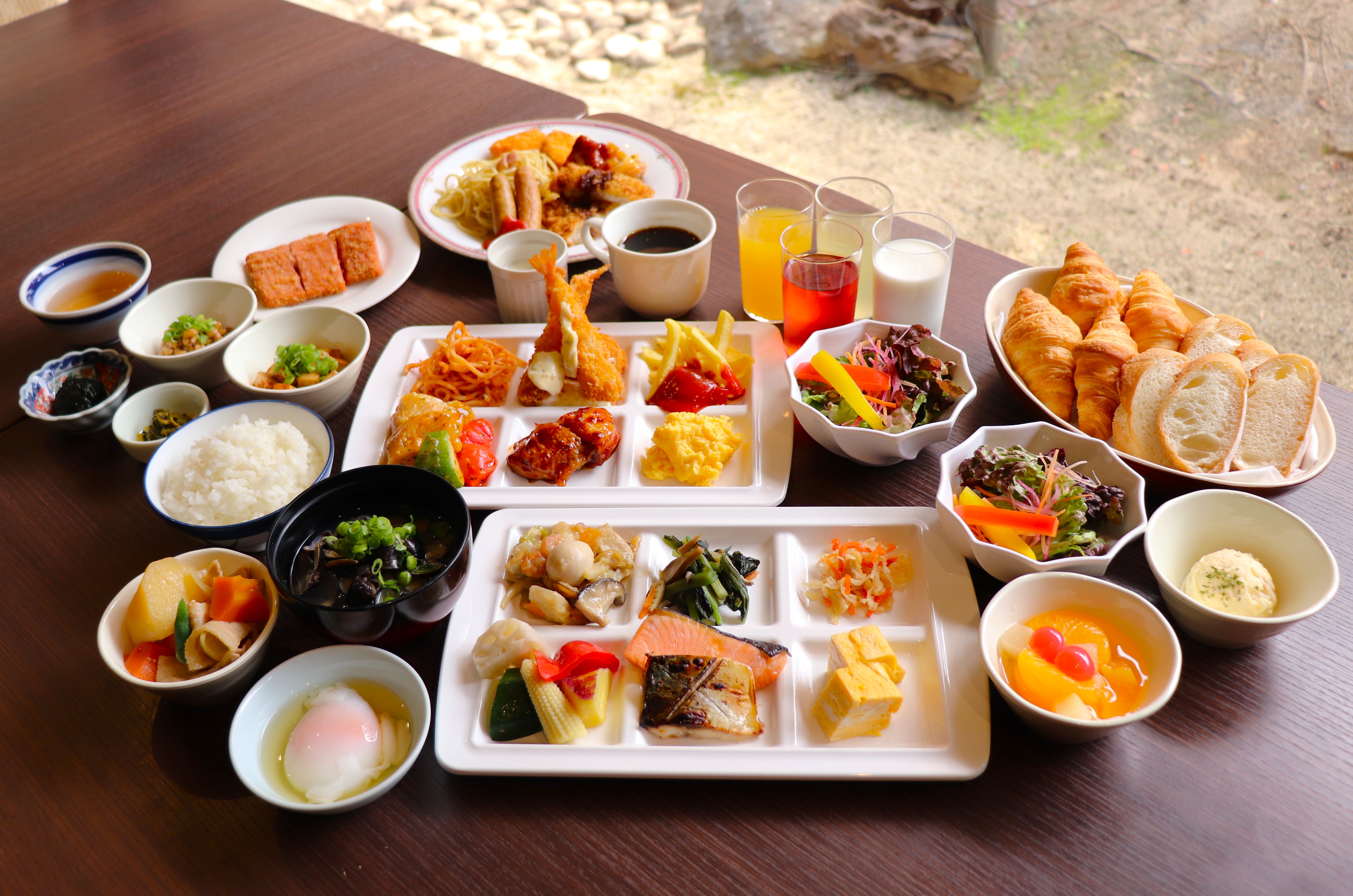 6：30オープン！おすすめの西日本最高峰ブランド「仁多米」の炊き立て！や山陰の味・滋養満点！「しじみのお味噌汁」など地産地消メニューを含む約20種類の料理を存分に召し上がりくださいませ！