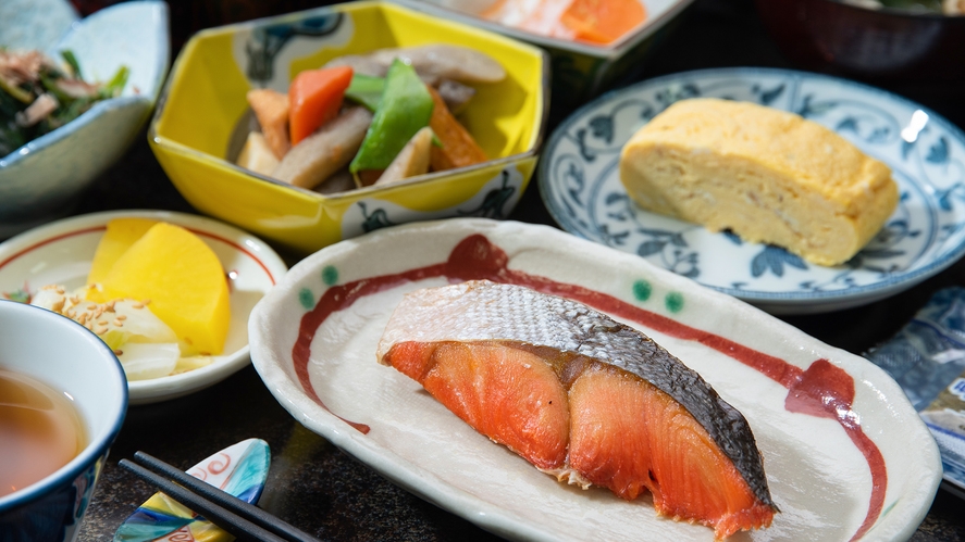 【駐車場確約｜朝食付】駐車場探し不要！利用料込み・一品一品手作りの和朝食