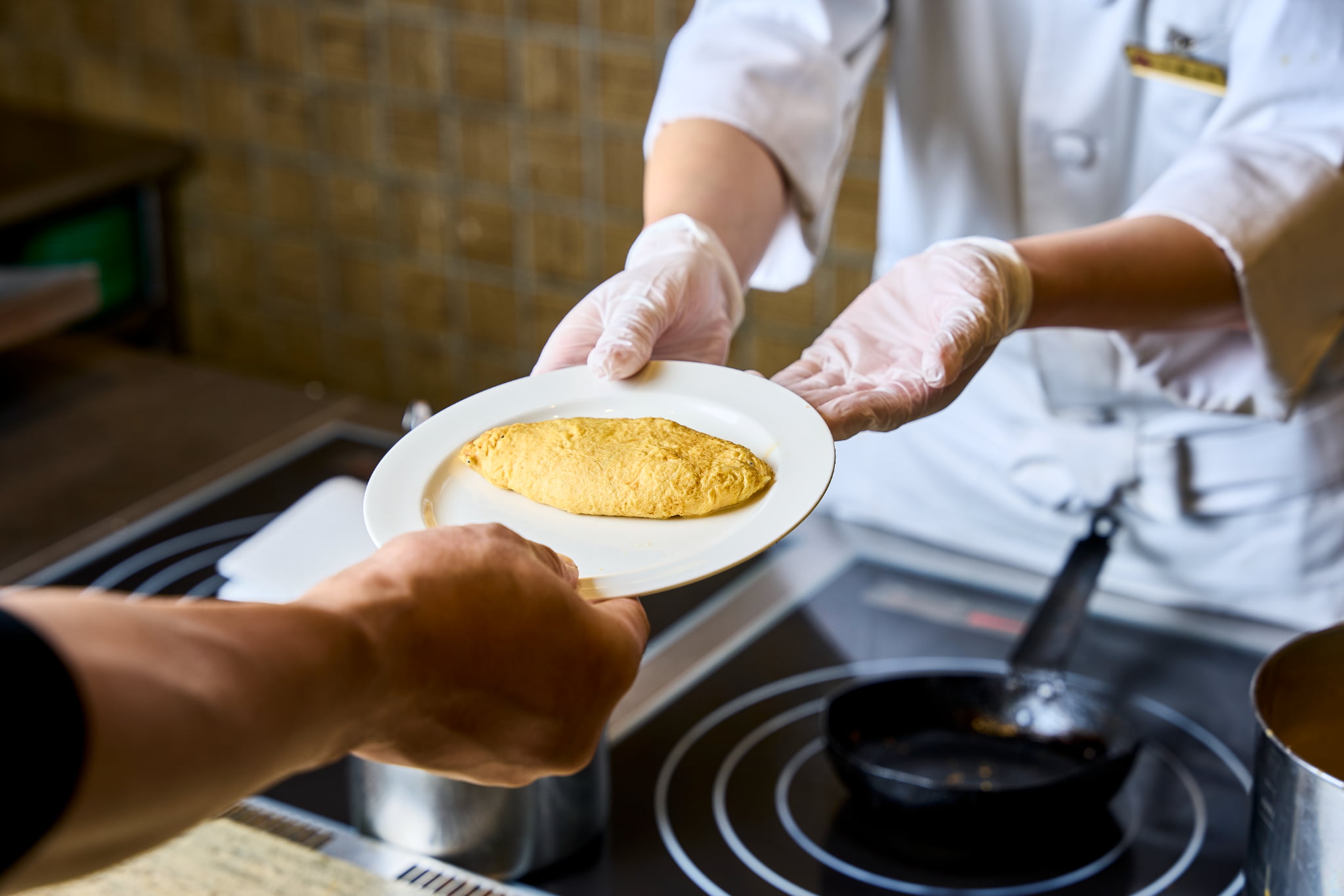 朝食での出来立てオムレツ