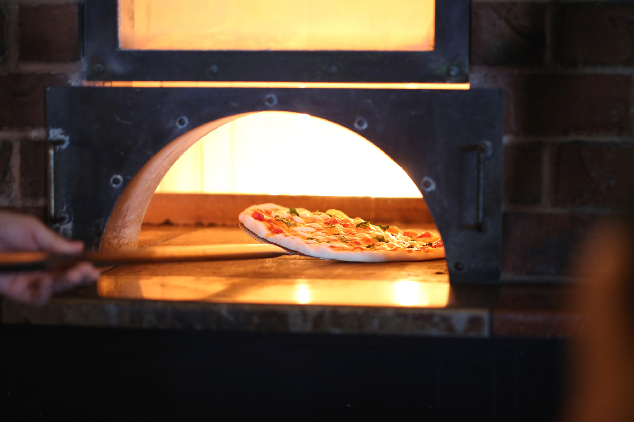 窯で焼き上げるピザ