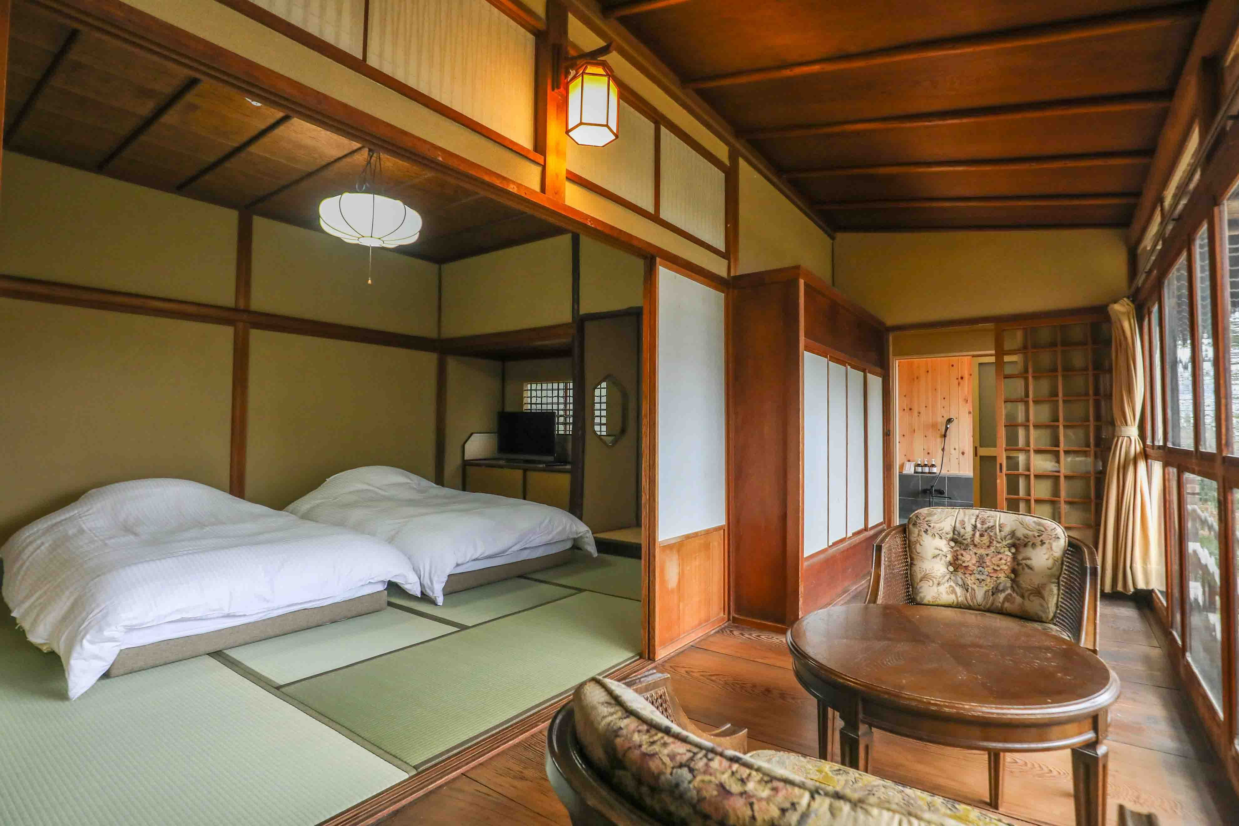 松の間 − 伝統と由緒が息づく、静穏なる和の空間 —