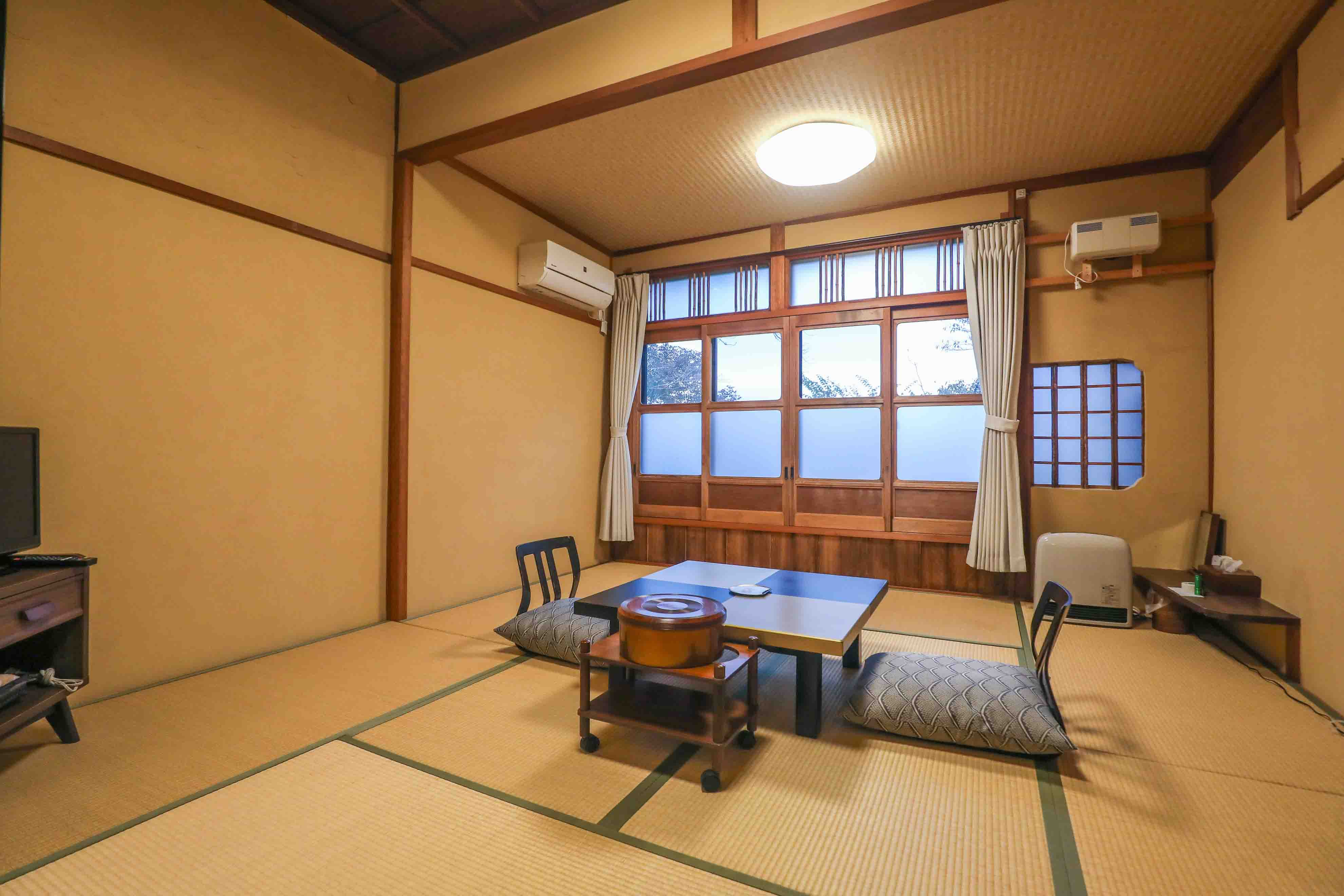 藤の間 − 四季折々の美とともに過ごす、趣深いひととき —