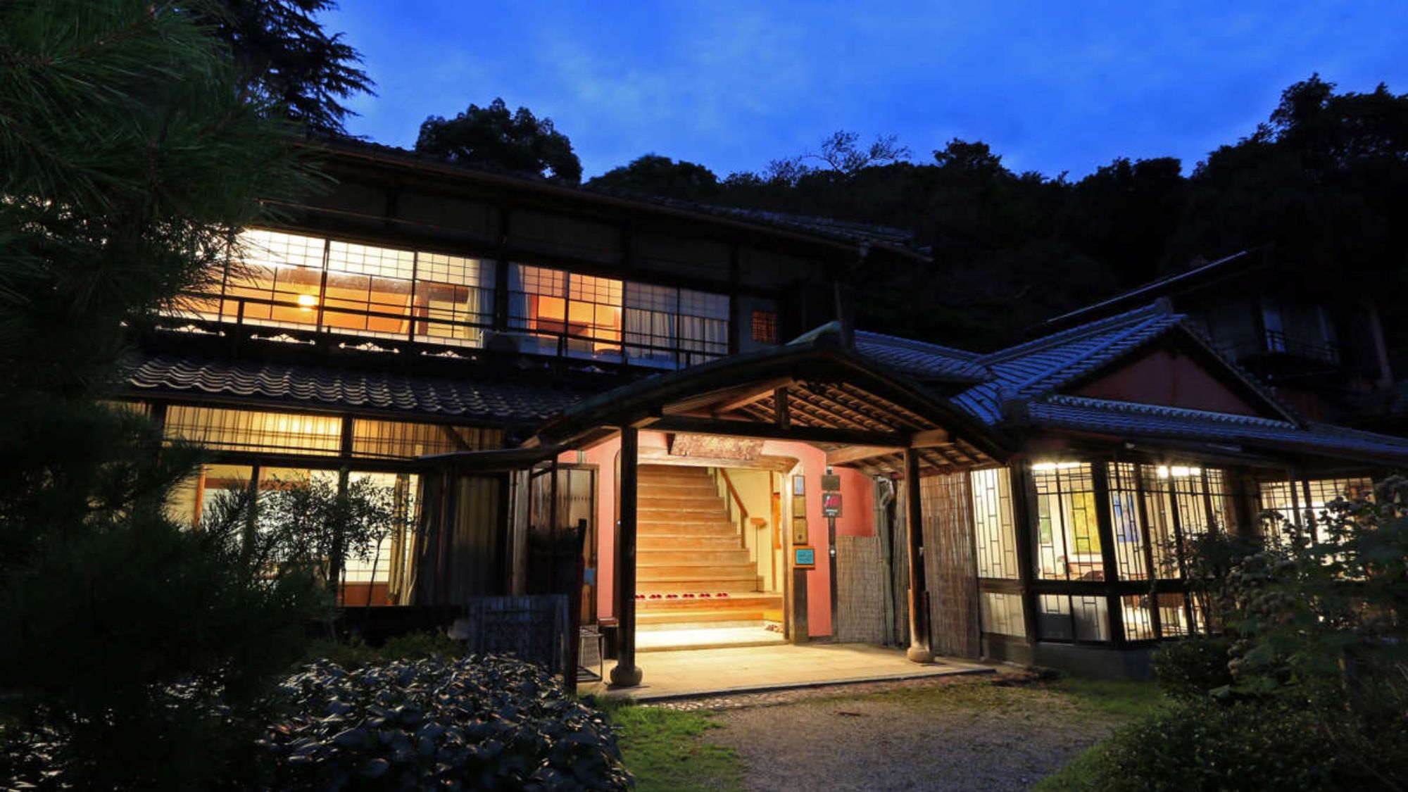 灯りに照らされた夜の外観