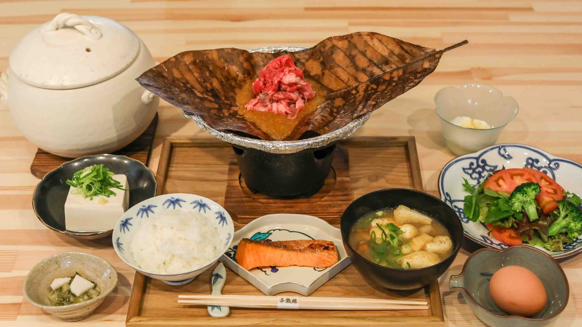 《朝食》飛騨牛朴葉みそ