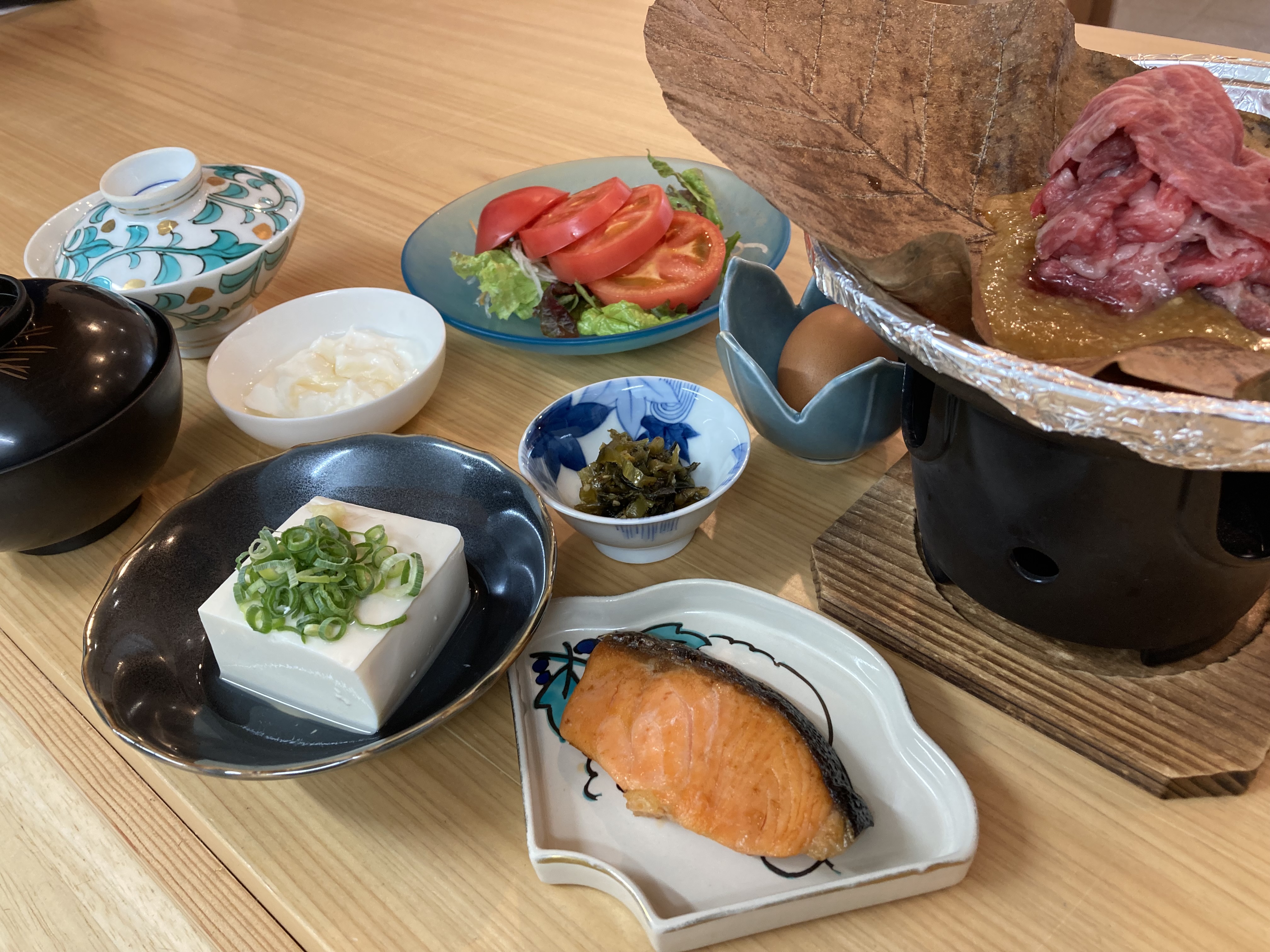 朝食飛騨牛朴葉みそ