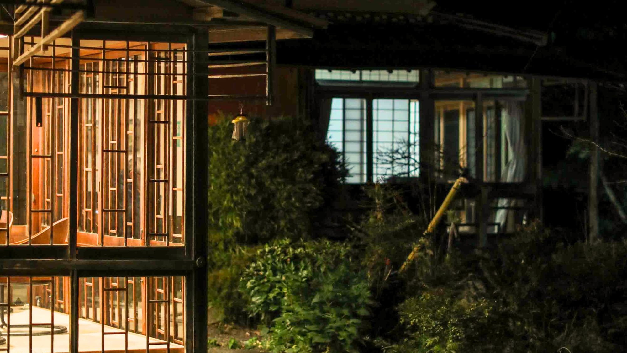 灯りに照らされた夜の外観