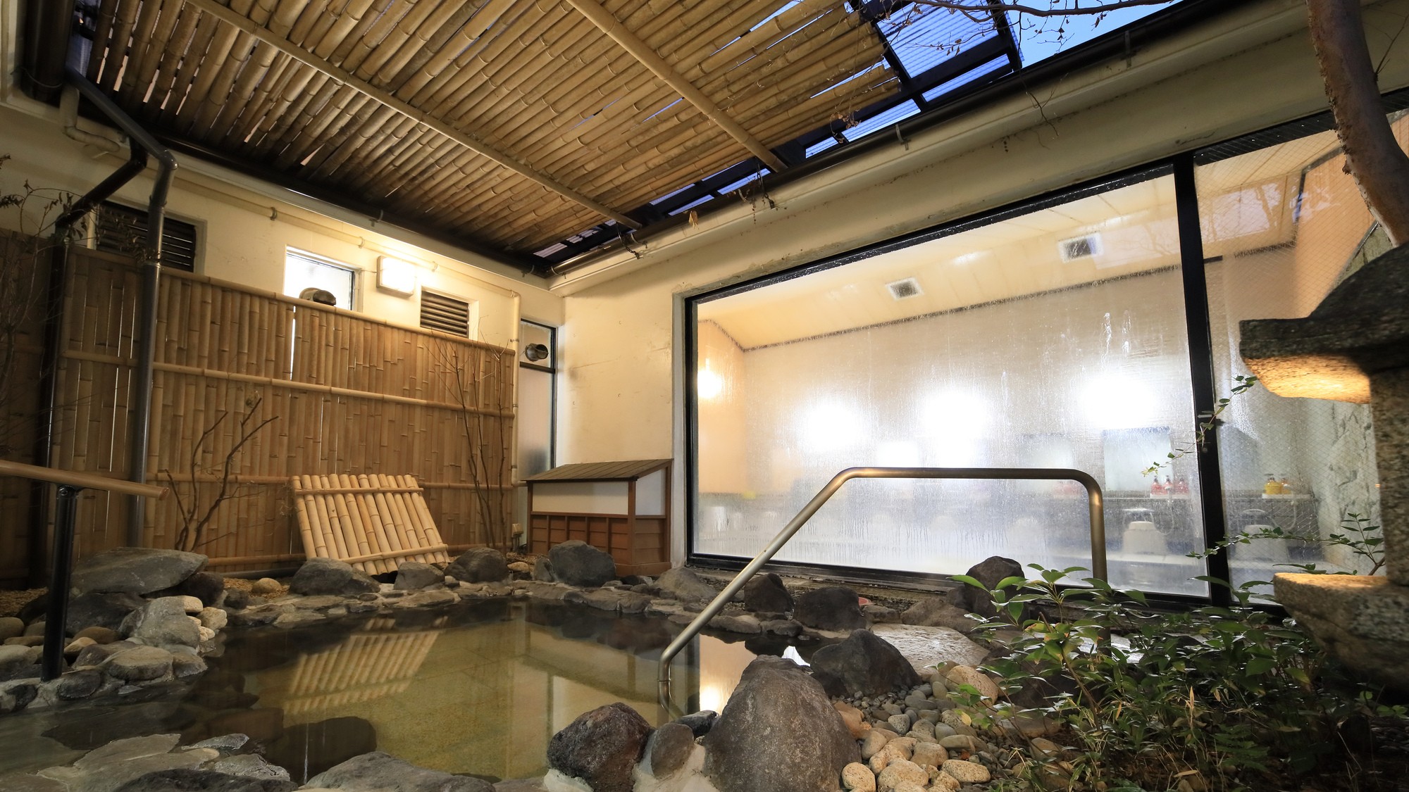 【ホテル茜】源泉掛け流し岩風呂 (4)