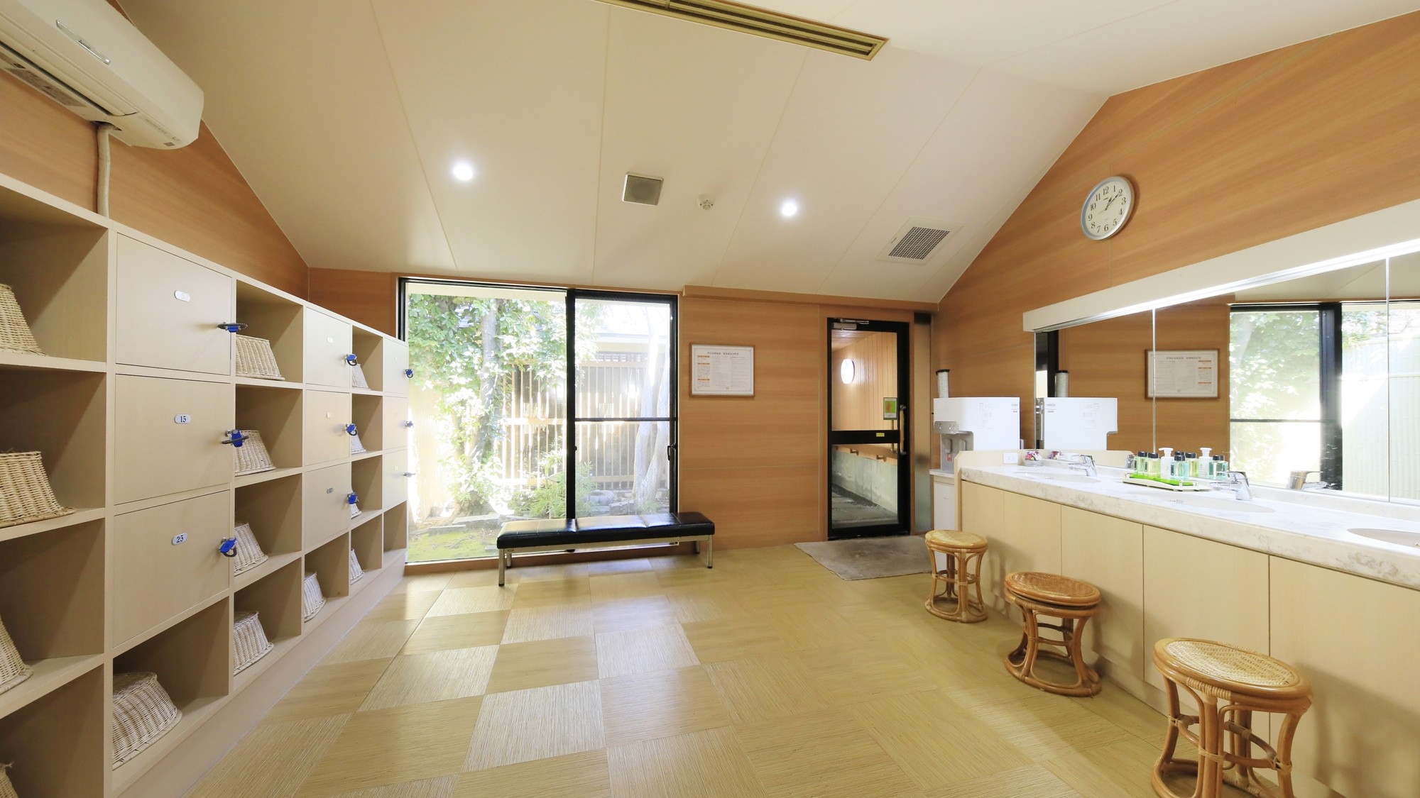 【ホテル茜】脱衣場 (1)