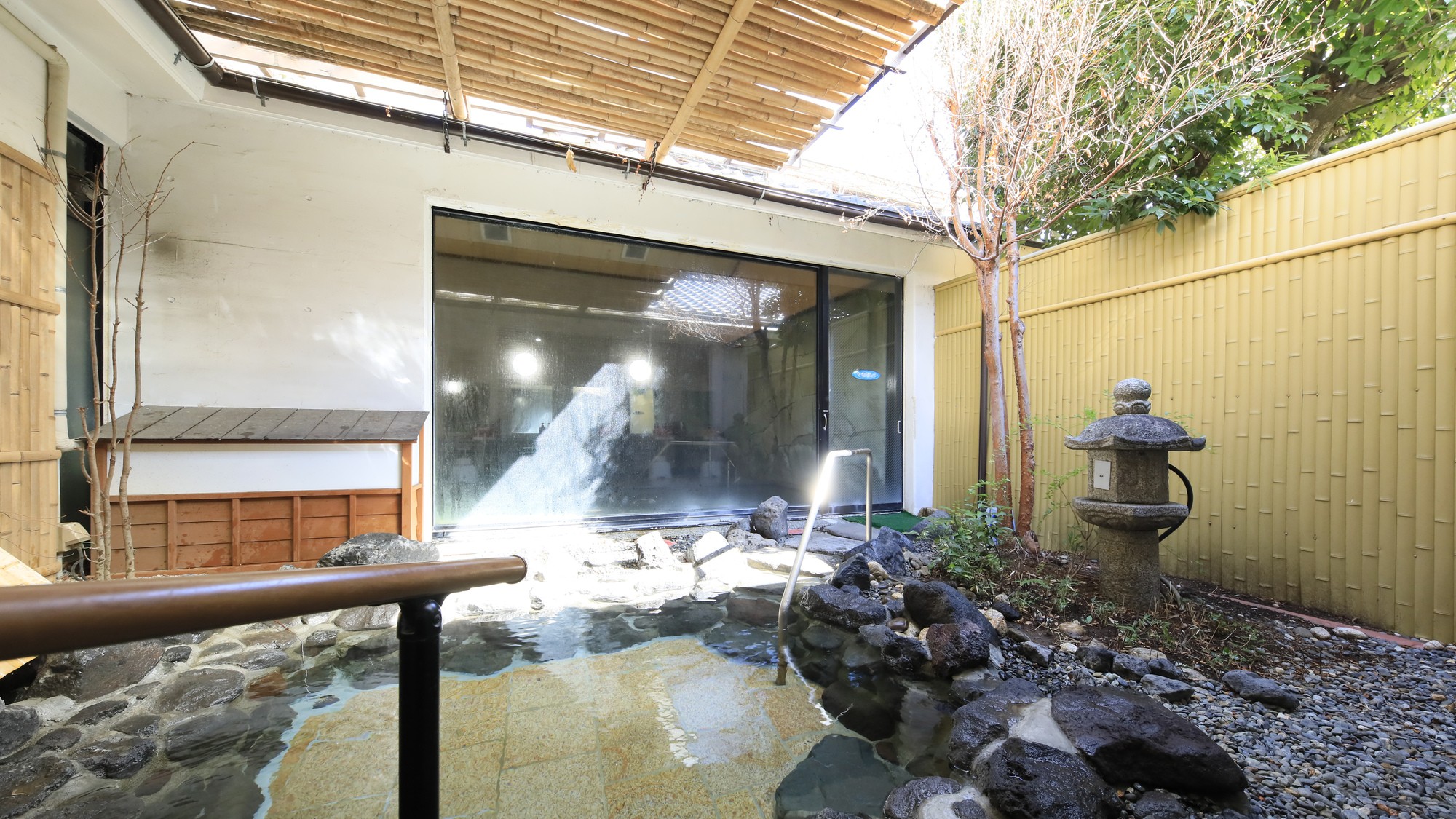 【ホテル茜】源泉掛け流し岩風呂 (1)