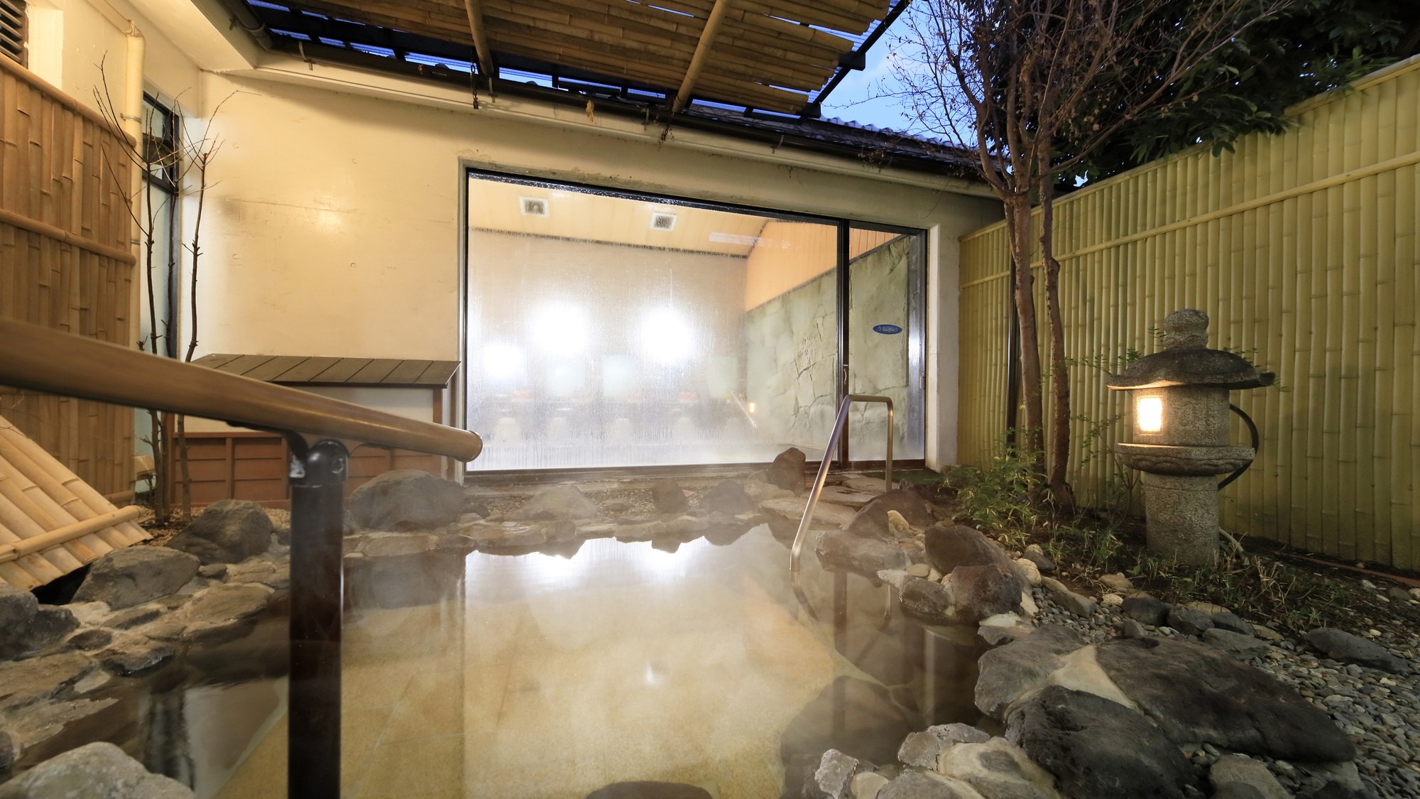 【ホテル茜】源泉掛け流し岩風呂 (3)