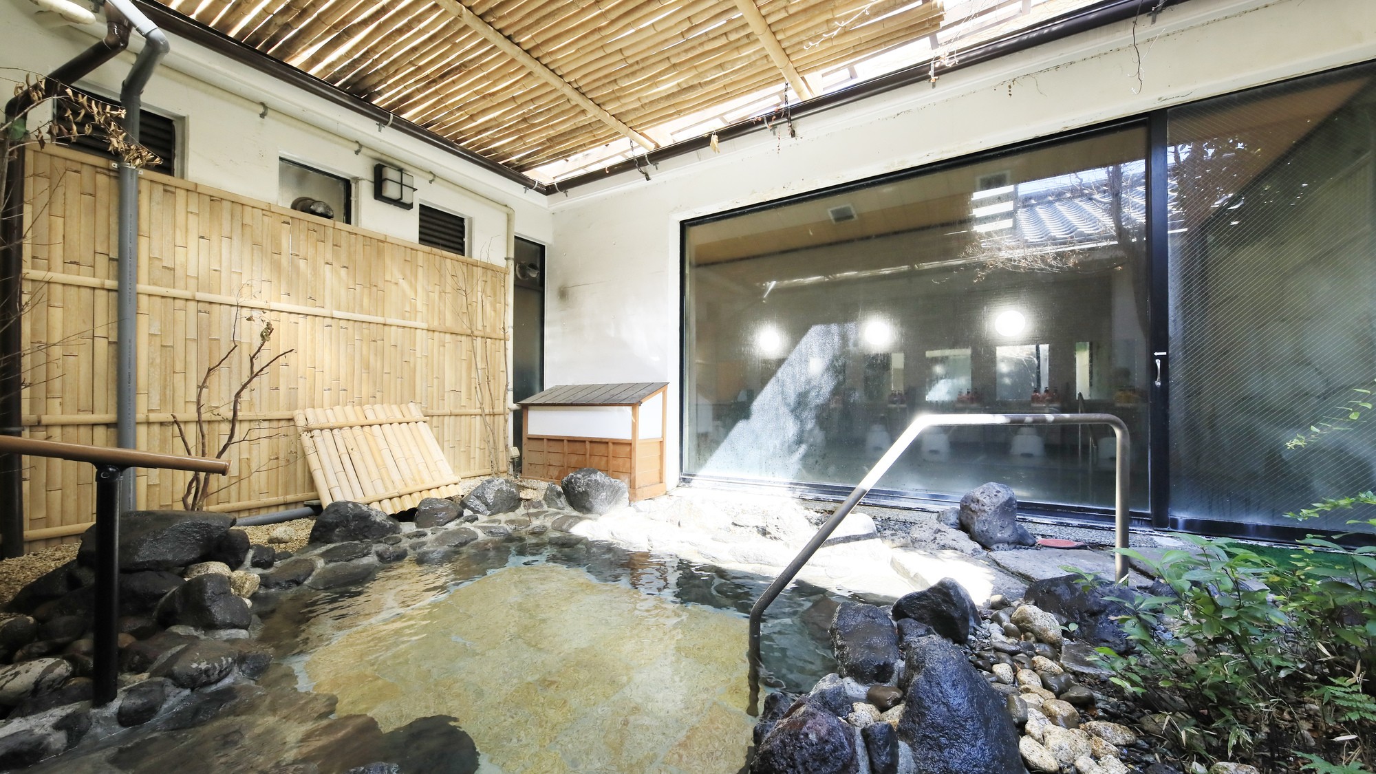 【ホテル茜】源泉掛け流し岩風呂 (2)