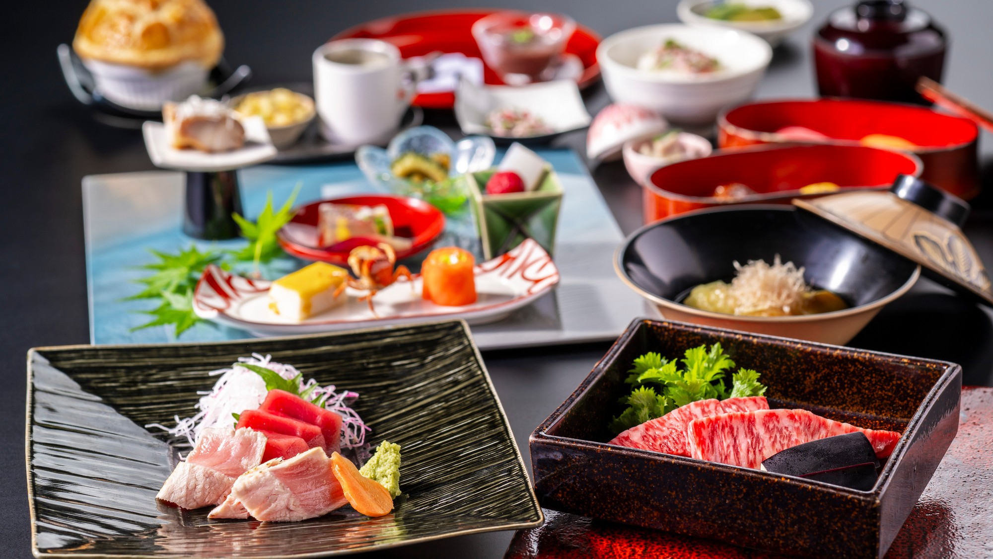 【夏の篝火膳】厳選素材とこだわりの器で、味はもちろん見た目にも楽しめる当館最上グレードの会席です。