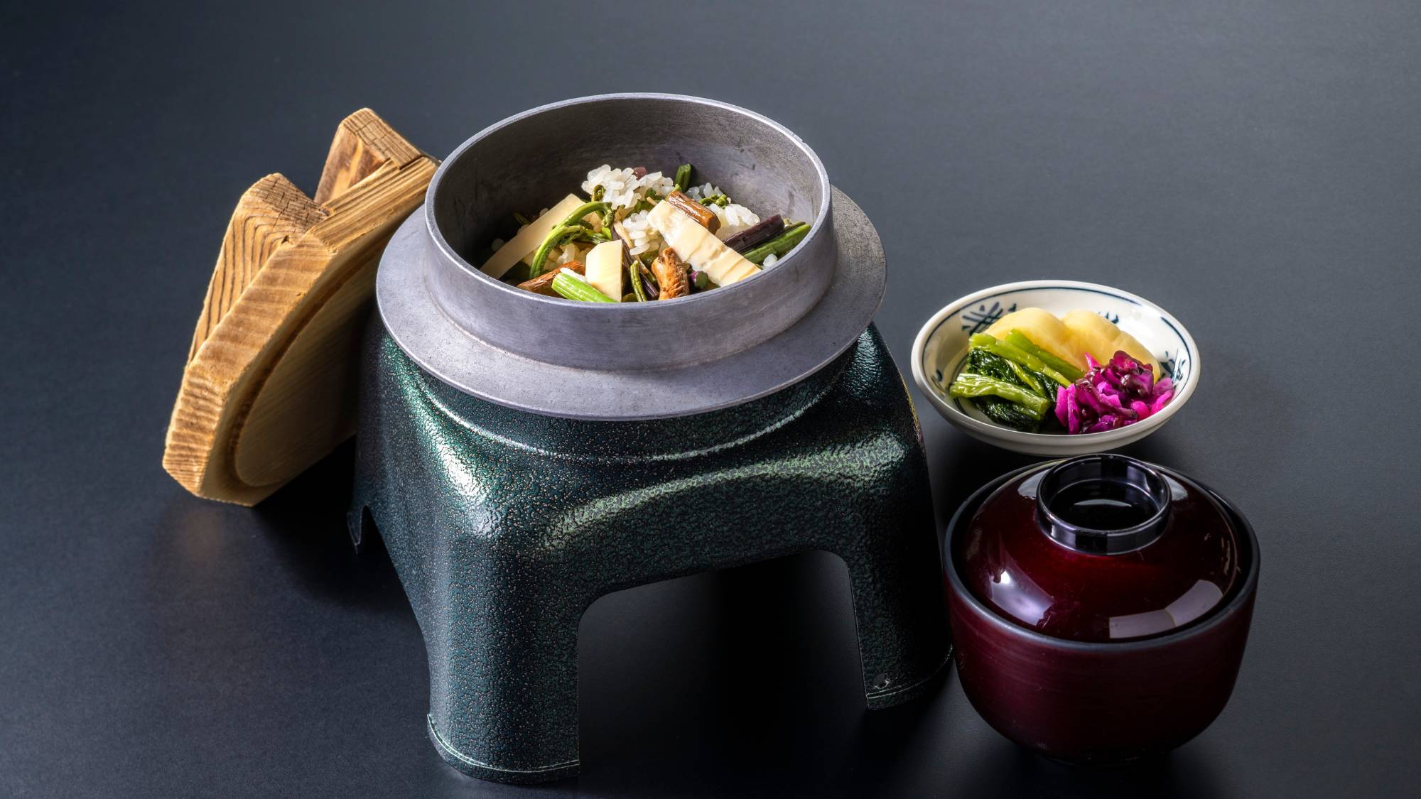 【2026春の胡蝶膳】旬の食材を使用した釜飯は蓋を開けた瞬間から五感で愉しめる一品です。