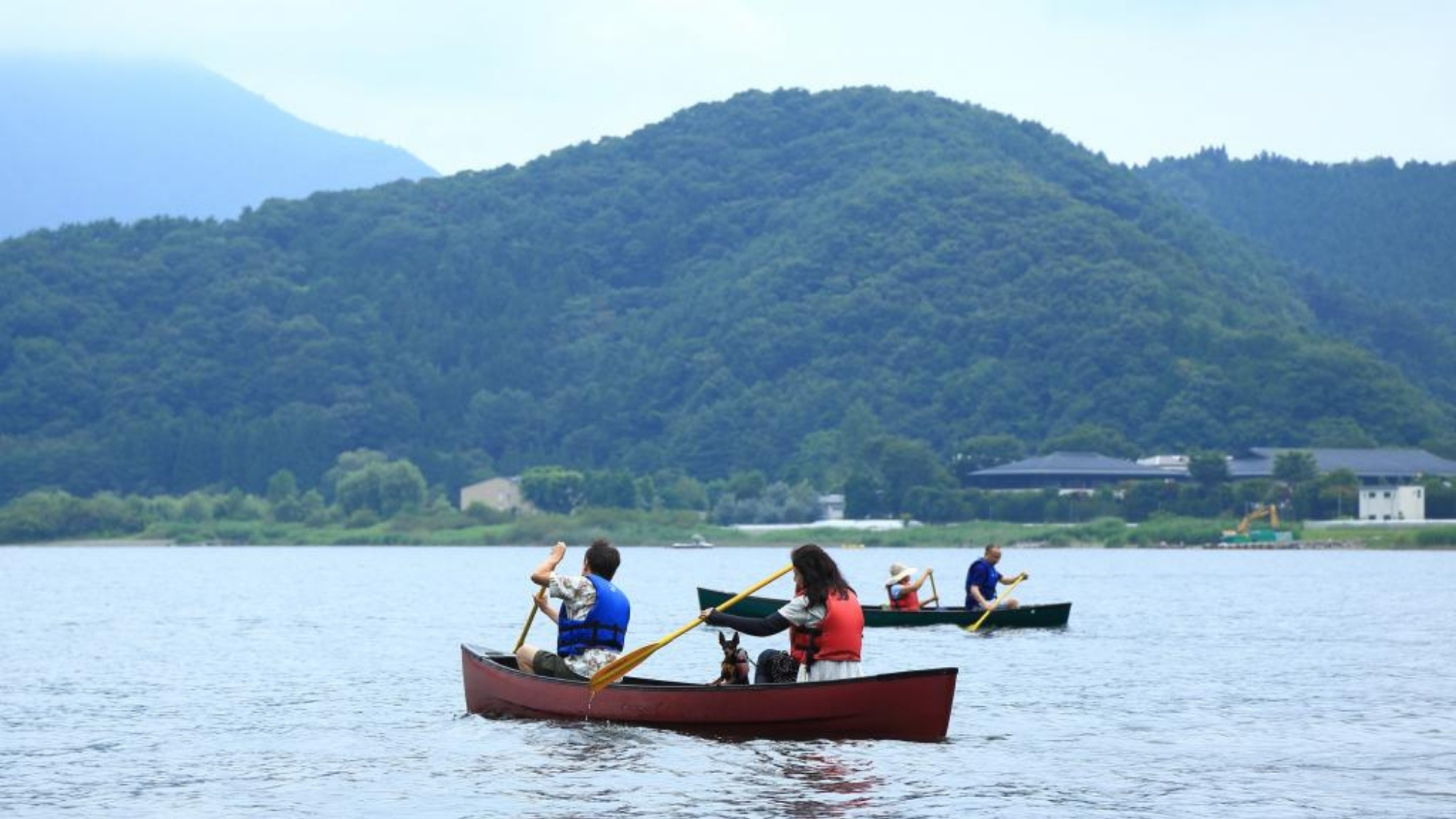  河口湖ではカヌーを楽しむ観光客も！