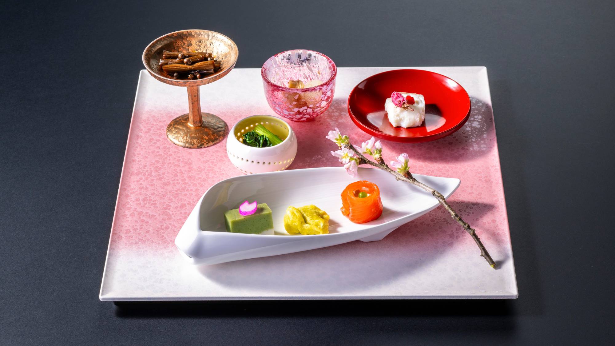 【2026春の篝火膳】花見を楽しみつつ味わうかのようなお膳。春を感じさせる華やかなお料理の数々。