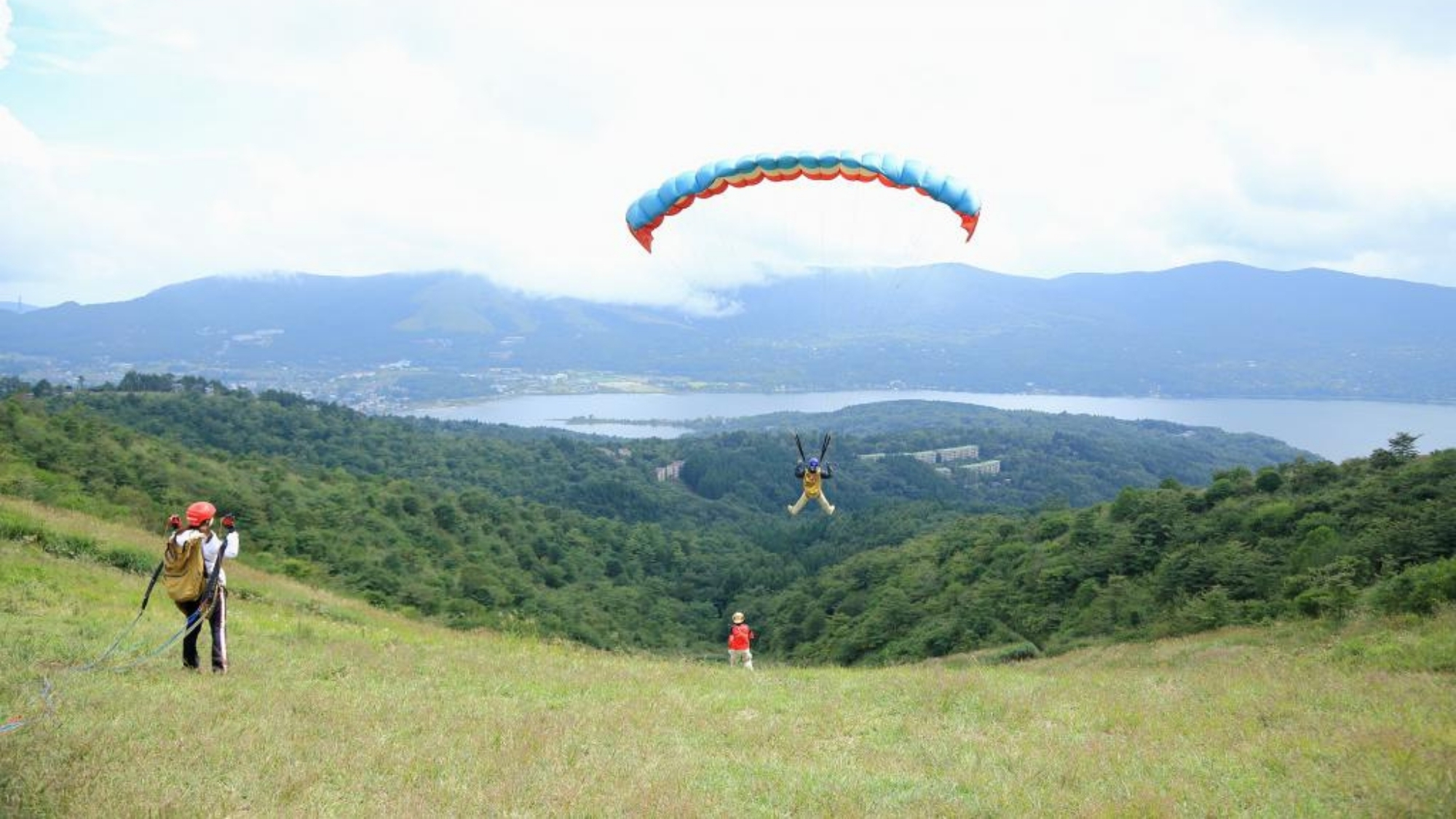  富士山と河口湖を眺めながら大空を飛ぶパラグライダーもぜひ体験してみてください。