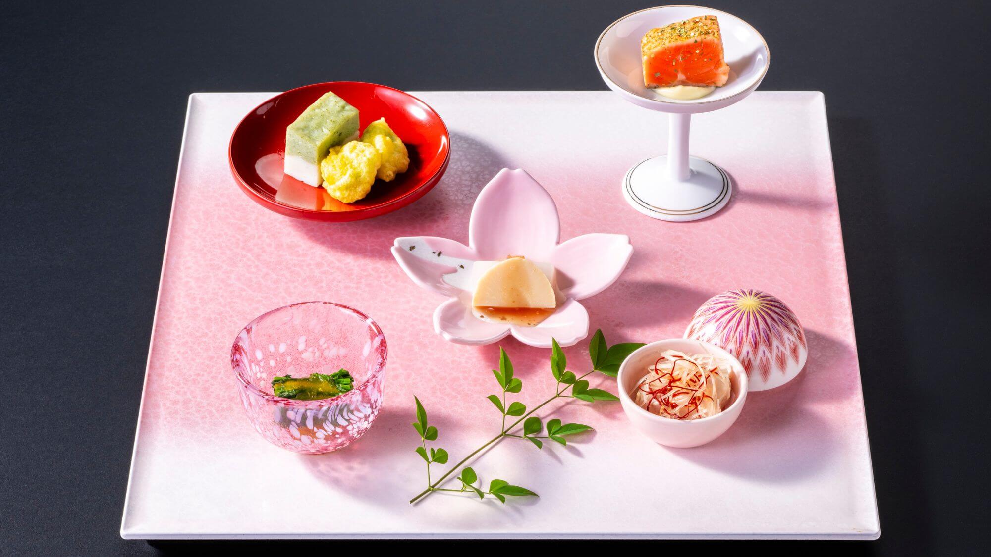 【春の篝火膳】仄かに照らす篝火のように気品のあるお膳。春を感じさせる華やかなお料理の数々。